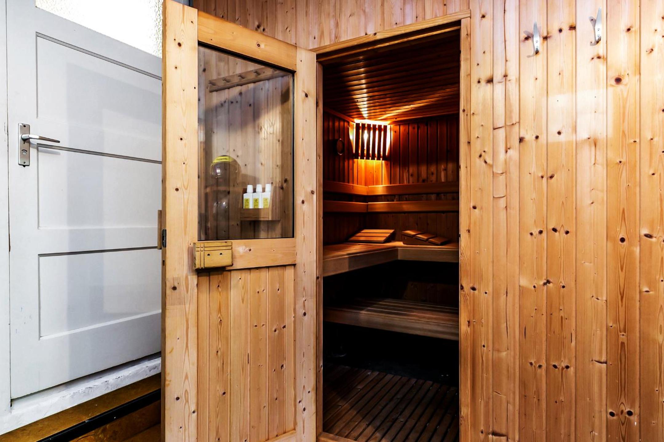 De Kapiteinshut aan de rivier met XL ligbad en sauna view 3