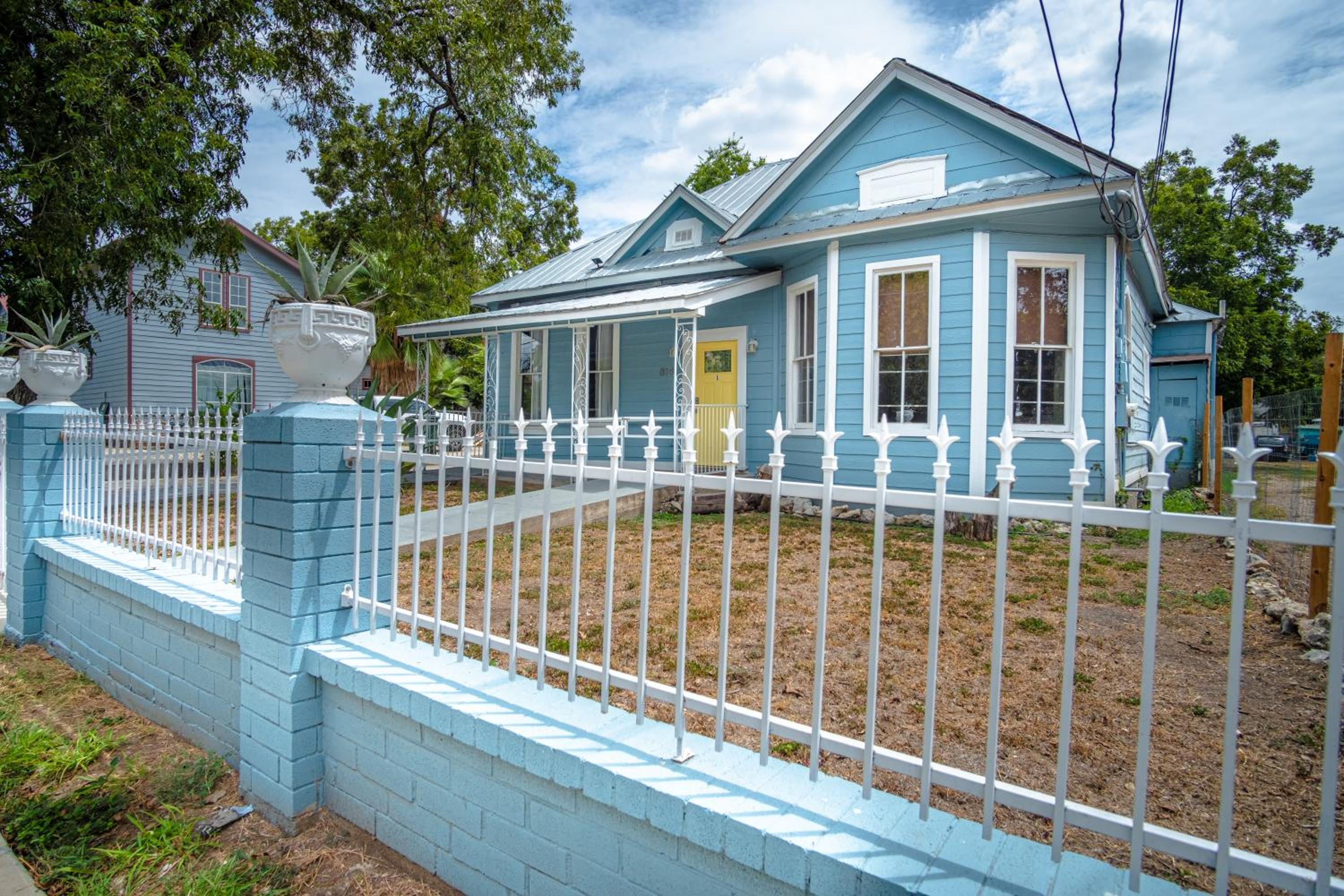 Remodeled Historic 2BR 1BA House Near Downtown view 2