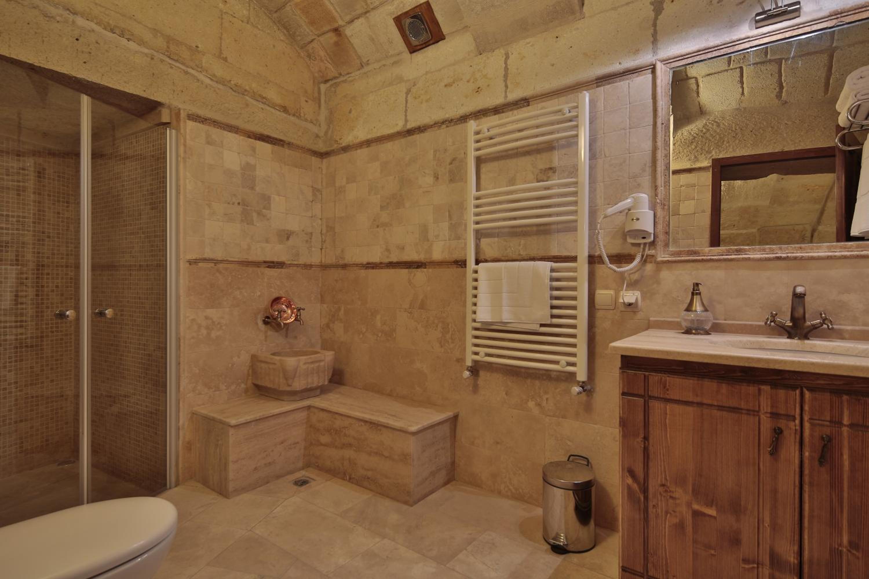 Harman Cave Hotel - Image 61