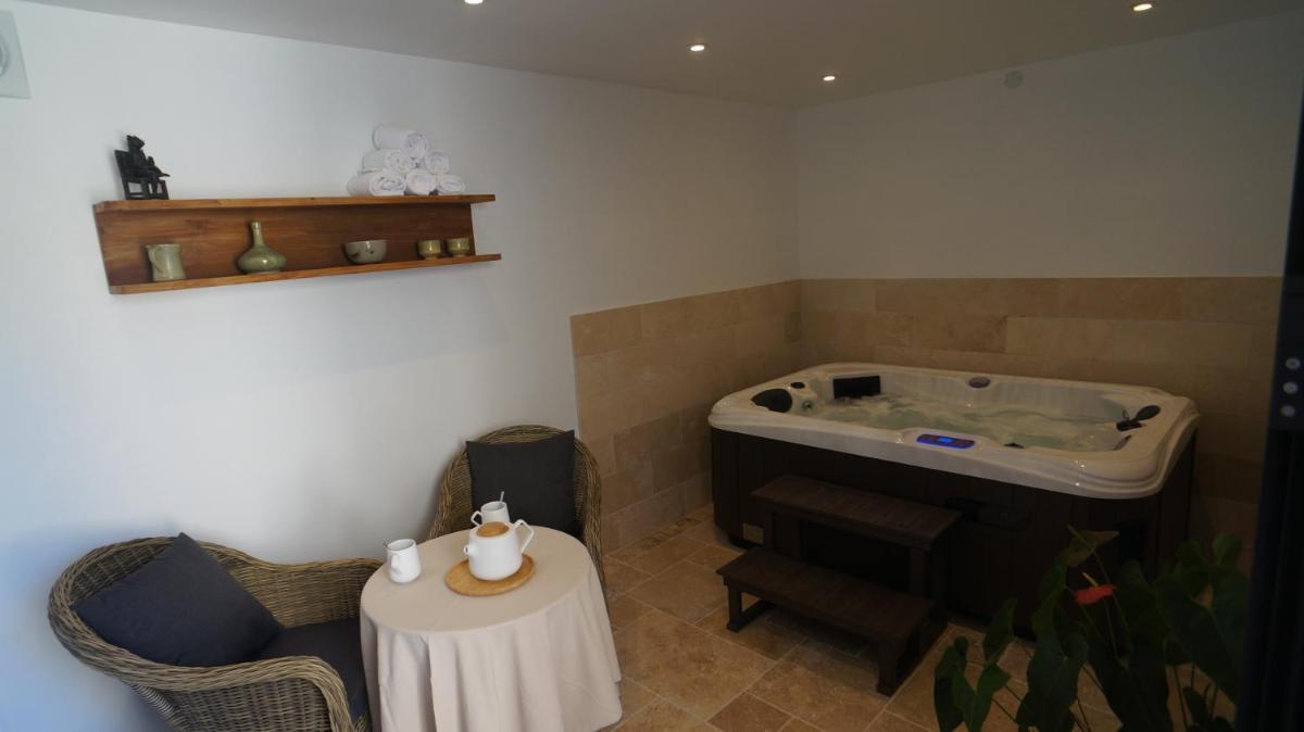 L'Ostal - Maison d'Hôtes - Spa view 2