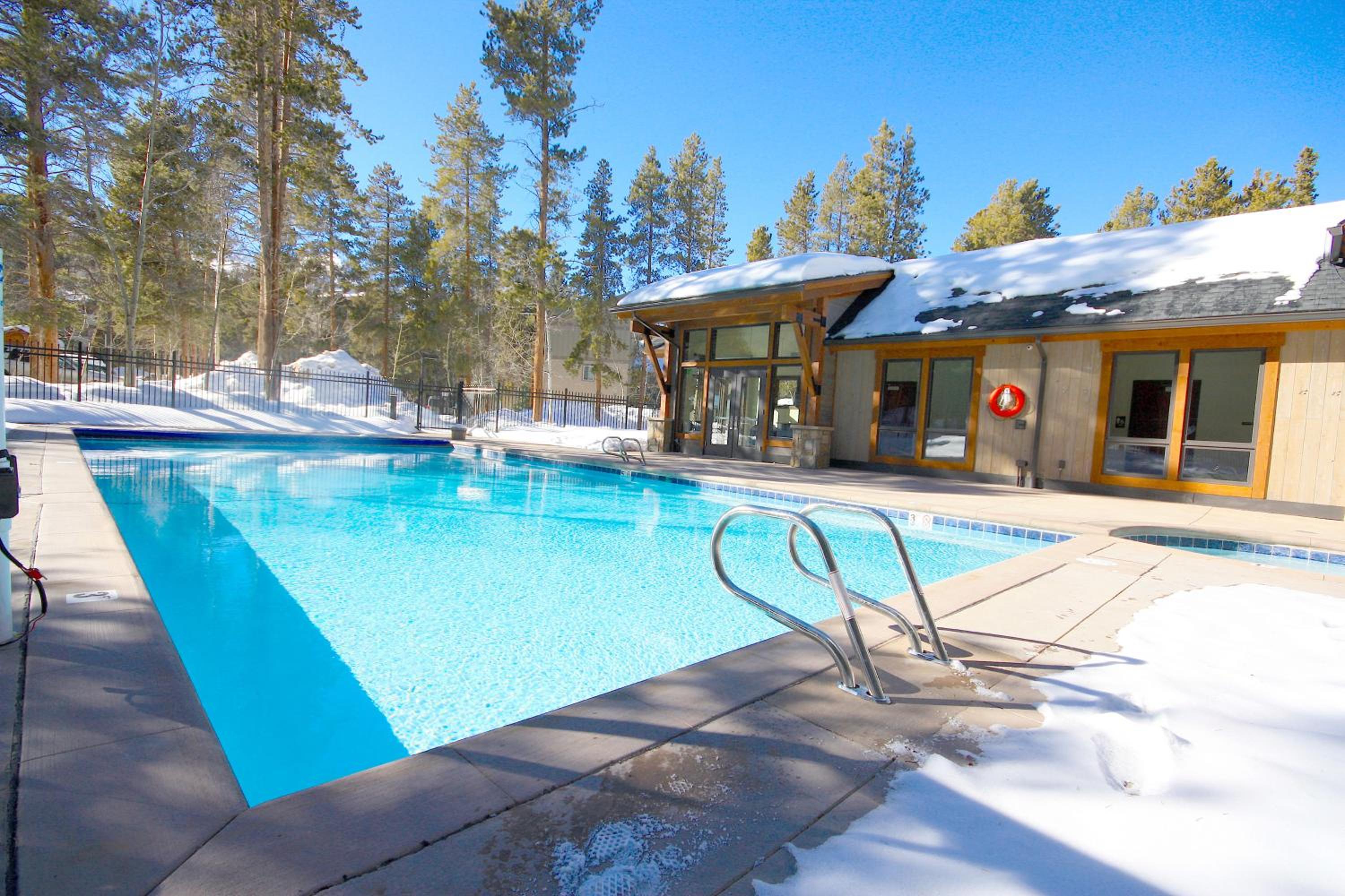 Pinecreek #I - 3 BR - Private Hot Tub - Close to Town - Shuttle to Slopes