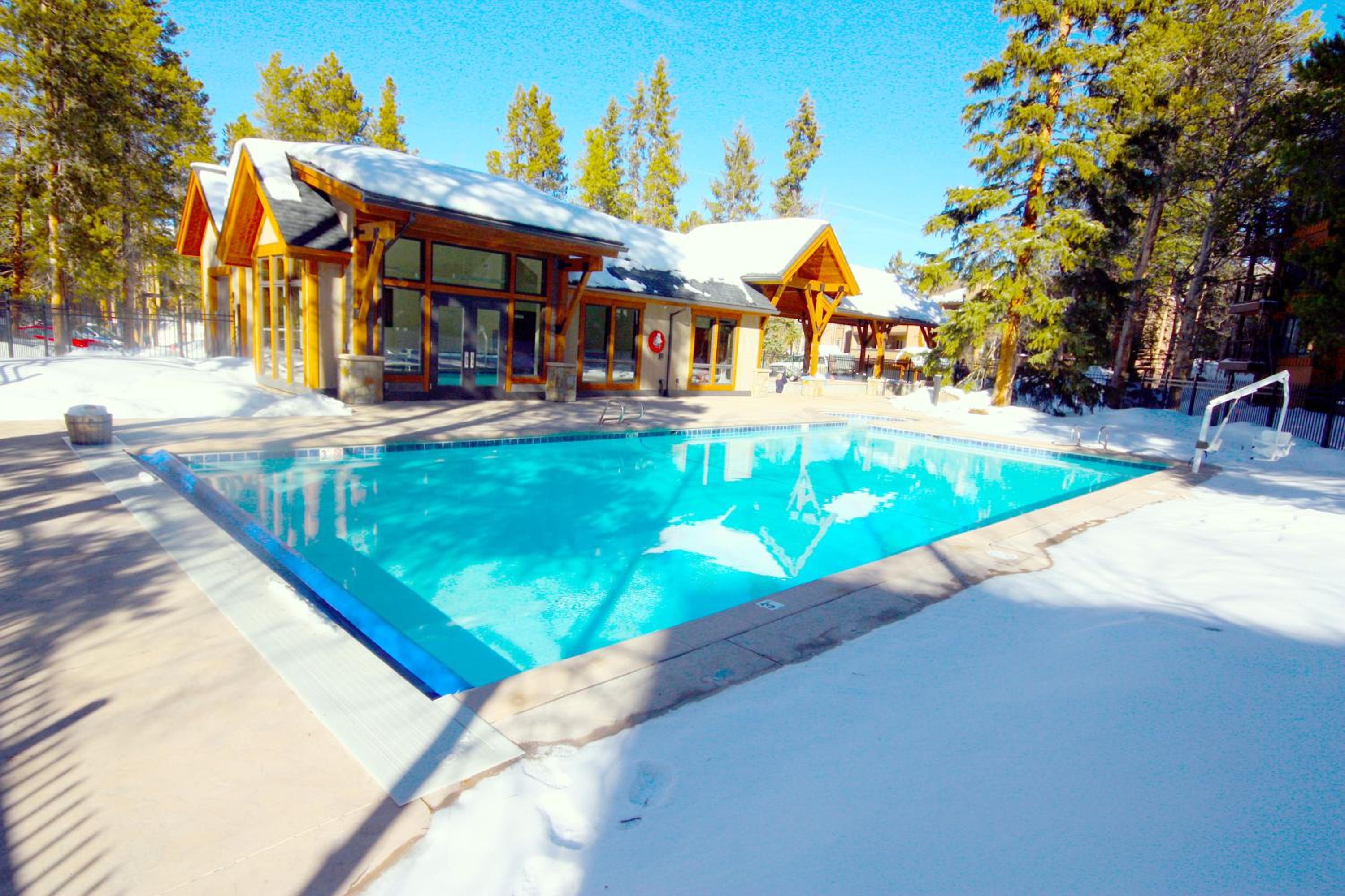 Pinecreek #I - 3 BR - Private Hot Tub - Close to Town - Shuttle to Slopes