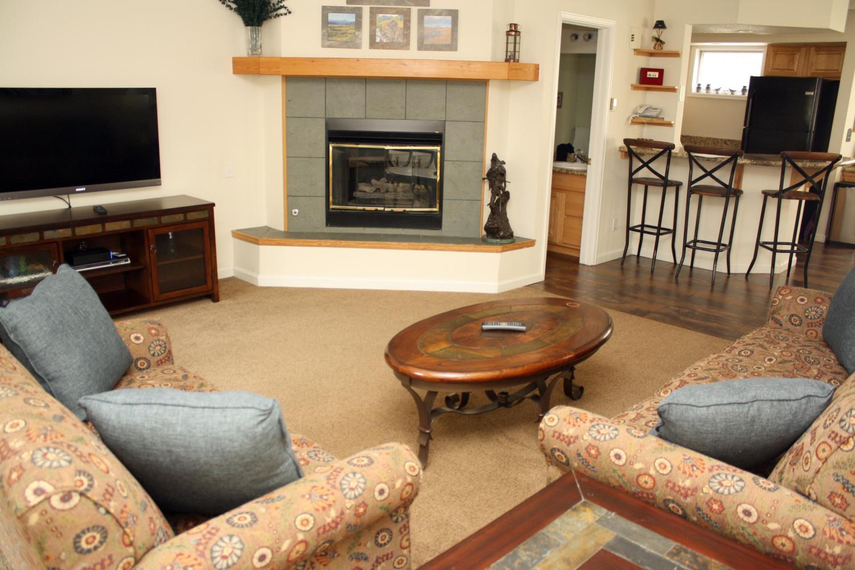 Pinecreek #I - 3 BR - Private Hot Tub - Close to Town - Shuttle to Slopes