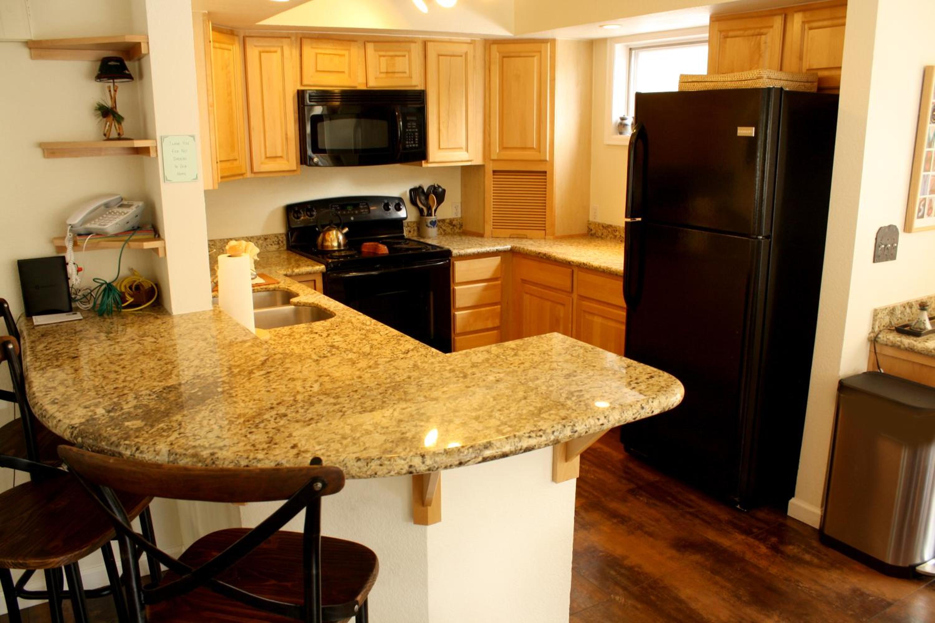 Pinecreek #I - 3 BR - Private Hot Tub - Close to Town - Shuttle to Slopes