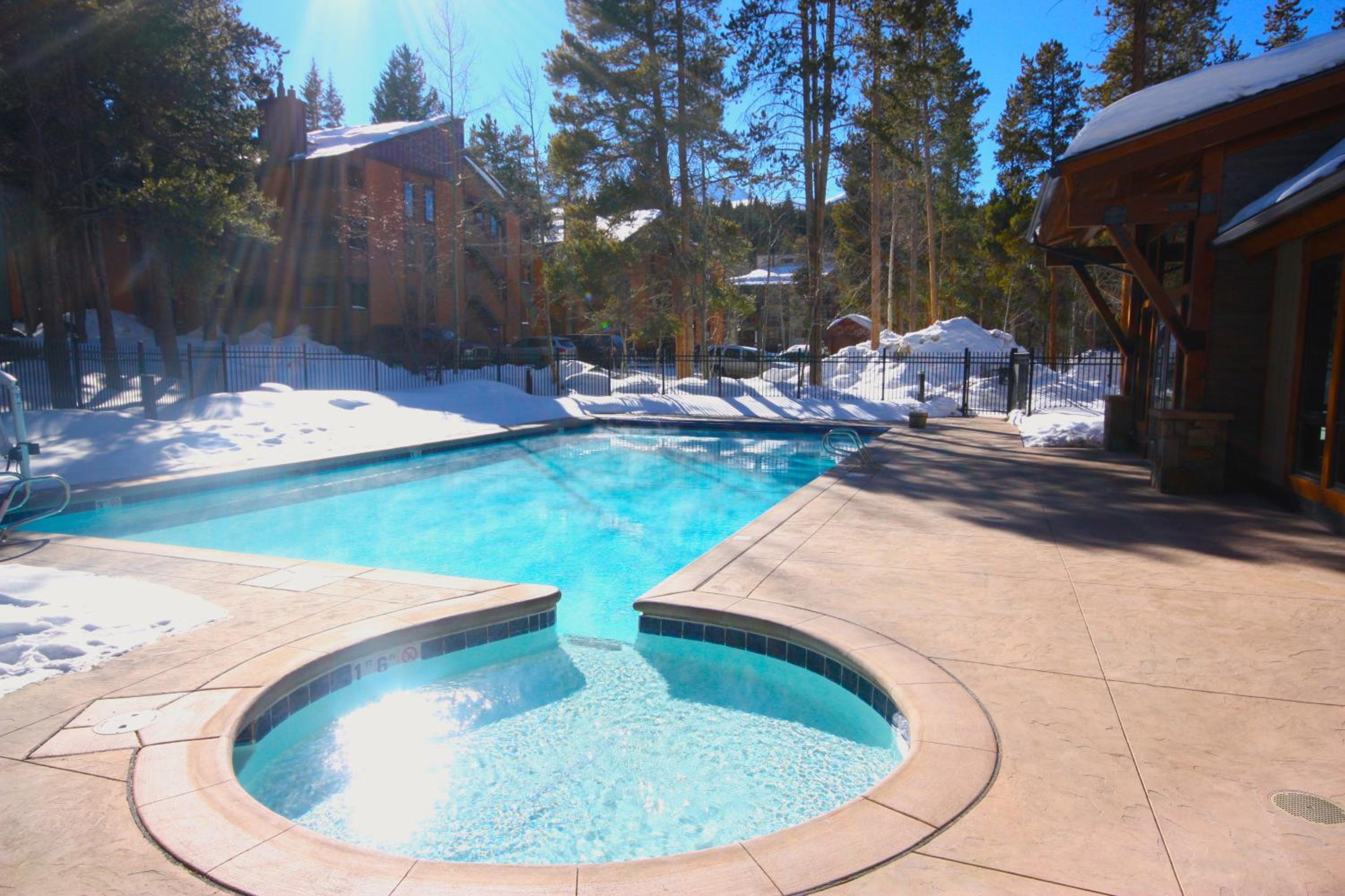 Pinecreek #F - 3 BR - Close to Town - Shuttle to Slopes - Pool and Hot Tub Access view 5