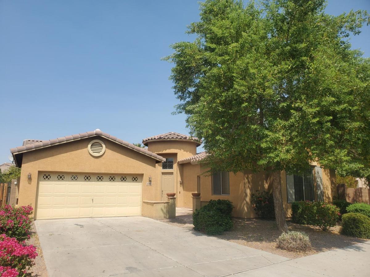 Hotel Phoenix II Minutes to Airport and Downtown - Image 1