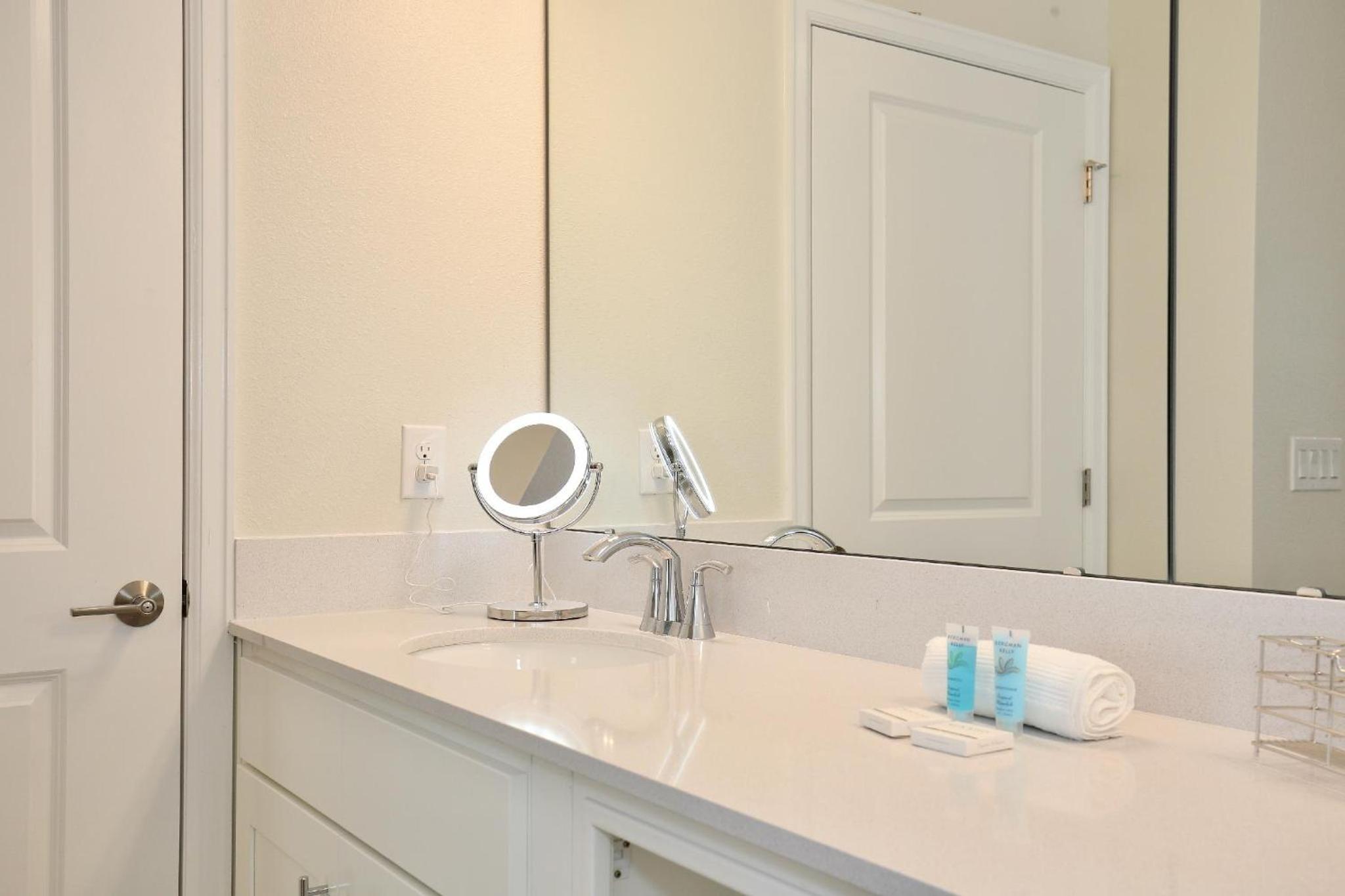 Spectacular 2 bedroom apartment in spectacular Storey Lake community Next to Disney!