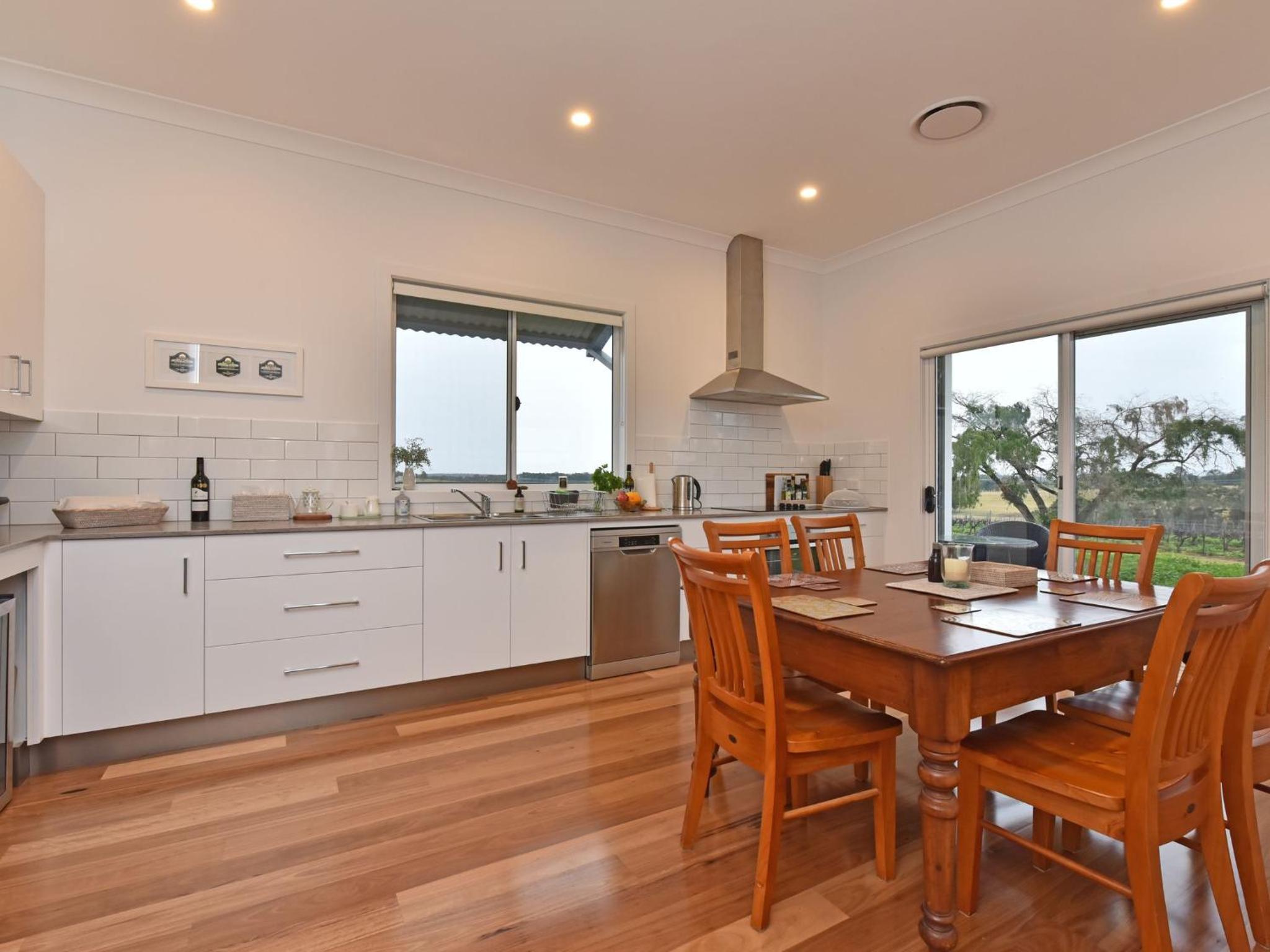 Kinloch Cottage Stunning Stay on Daisy Hill Vineyard
