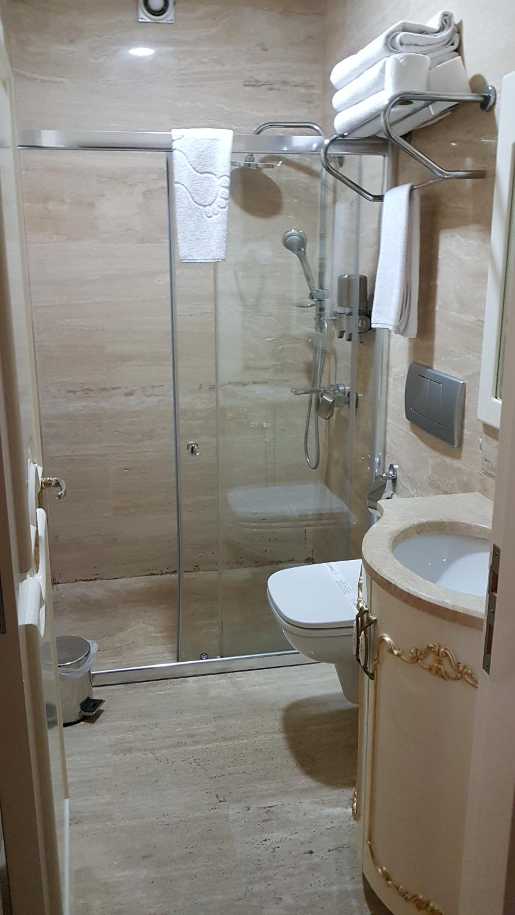 Best Town Hotel - Image 5