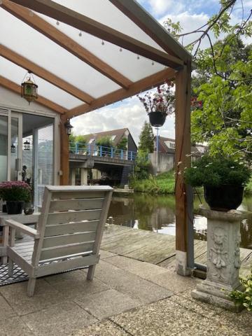 Tinyhouse Woody at the Water view 2