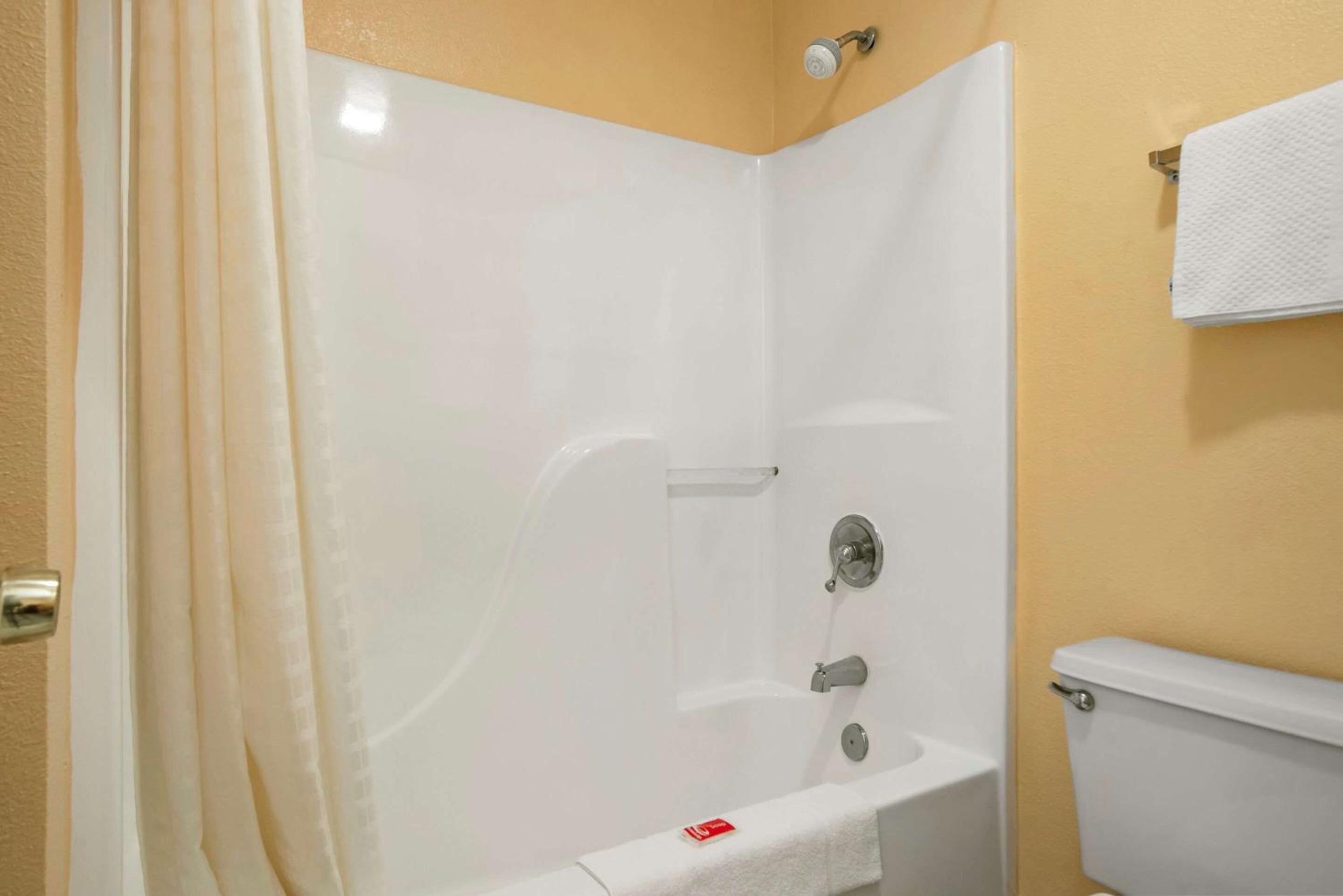Econo Lodge Inn & Suites Evergreen view 2