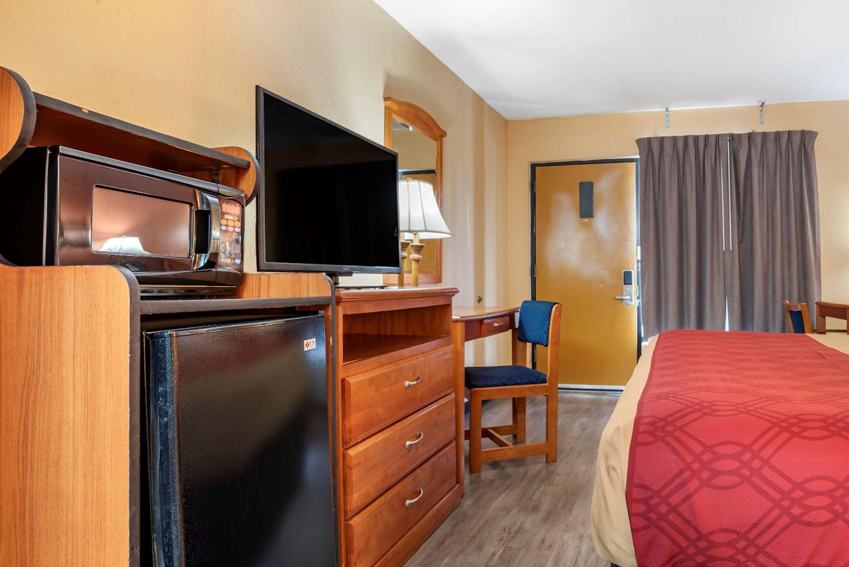 Econo Lodge Inn & Suites Evergreen view 4