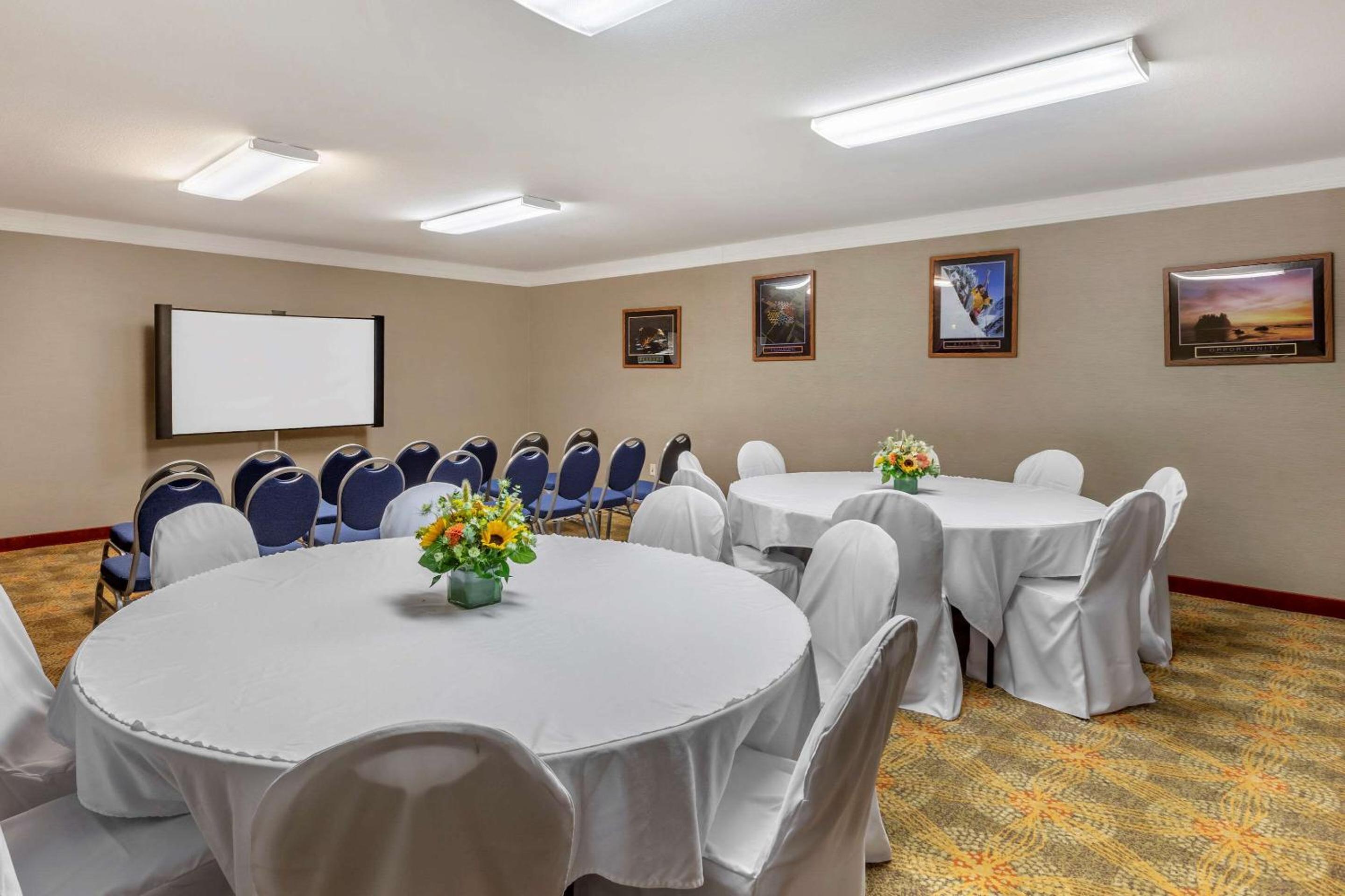Visalia Vacations - Comfort Suites Visalia - Convention Center - Property Image 10