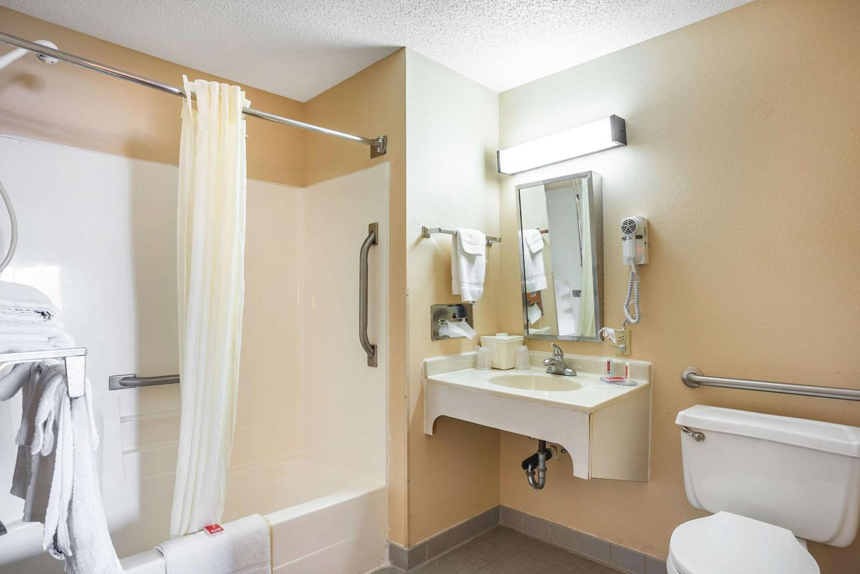 Princeton Vacations - Econo Lodge - Property Image 9