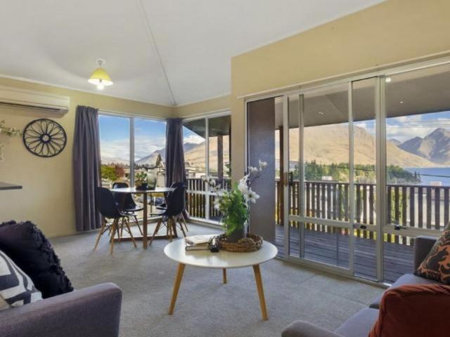 ULTIMATE CONVENIENCE, WALK-TO-TOWN TOWNHOUSE view 2