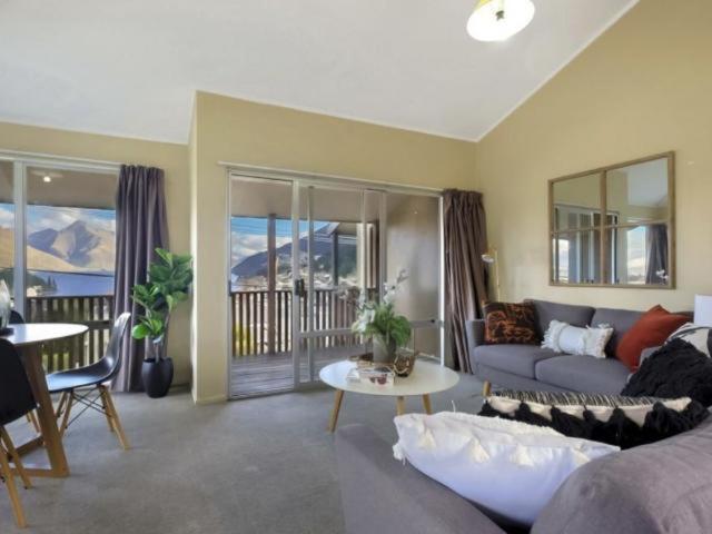 ULTIMATE CONVENIENCE, WALK-TO-TOWN TOWNHOUSE view 3