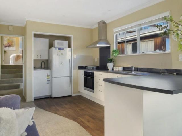 ULTIMATE CONVENIENCE, WALK-TO-TOWN TOWNHOUSE view 4