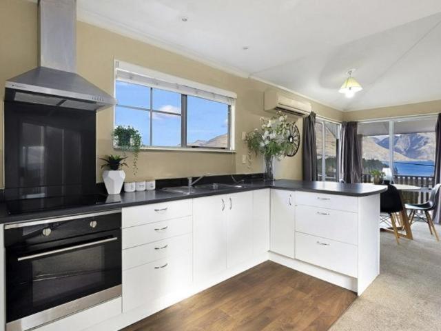 ULTIMATE CONVENIENCE, WALK-TO-TOWN TOWNHOUSE view 5