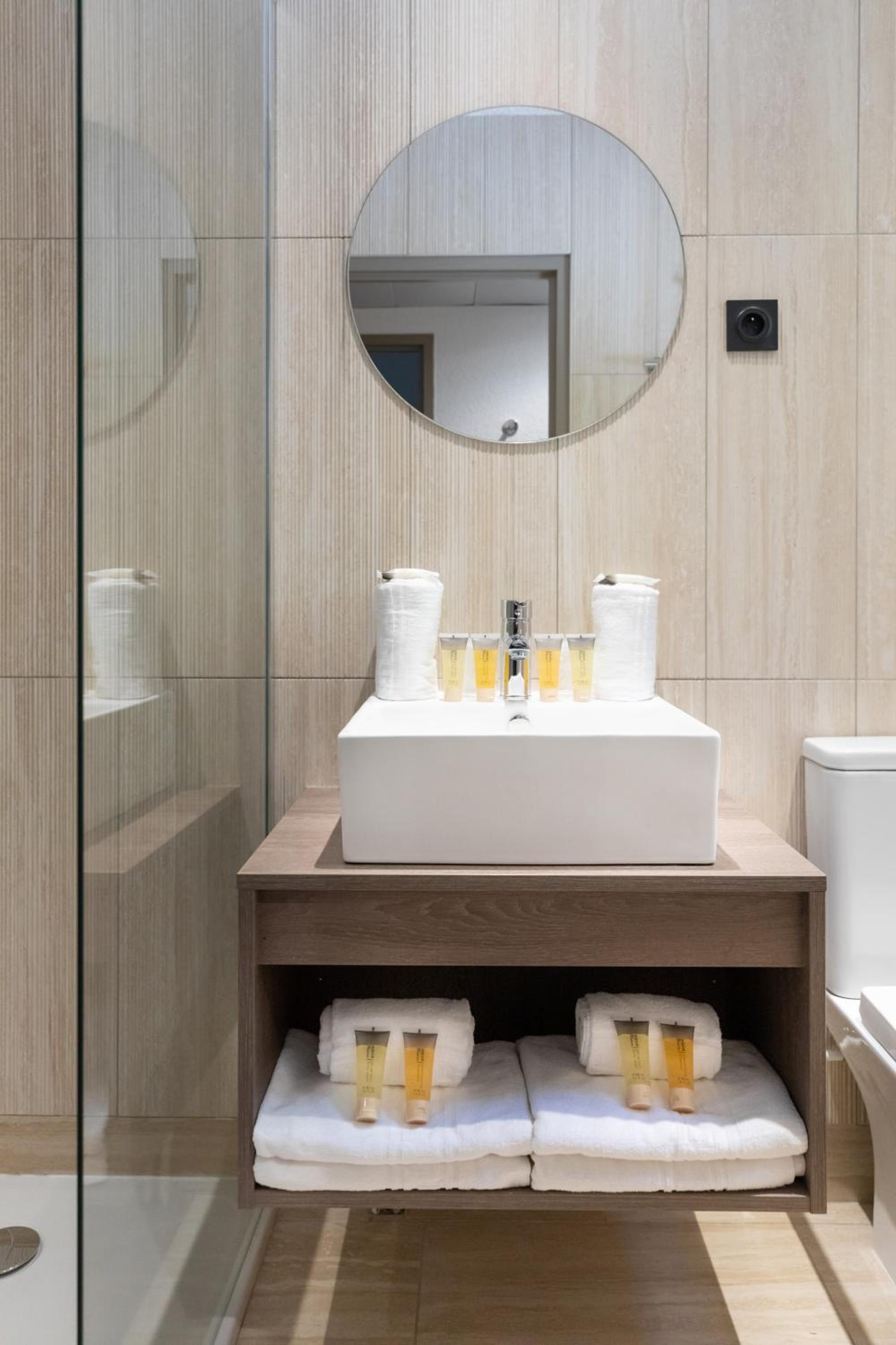 Arles Vacations - SOWELL HOTELS L'Olivier - Property Image 4