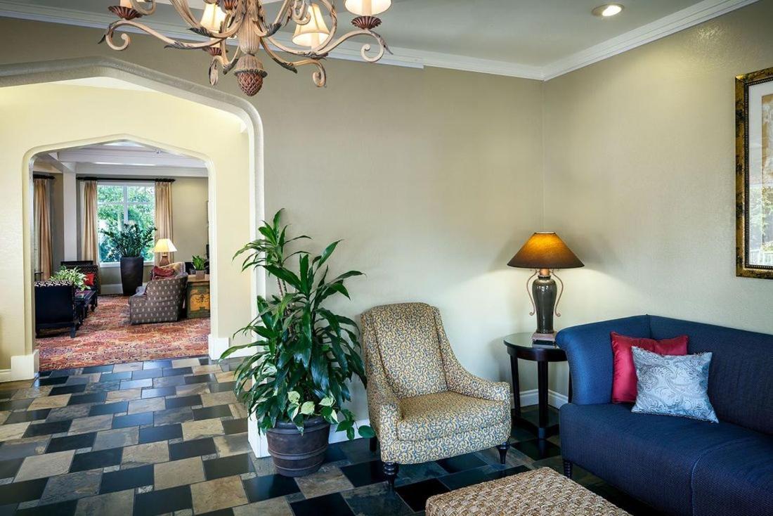 Ashland Vacations - Plaza Inn Suites at Ashland Creek - Property Image 2