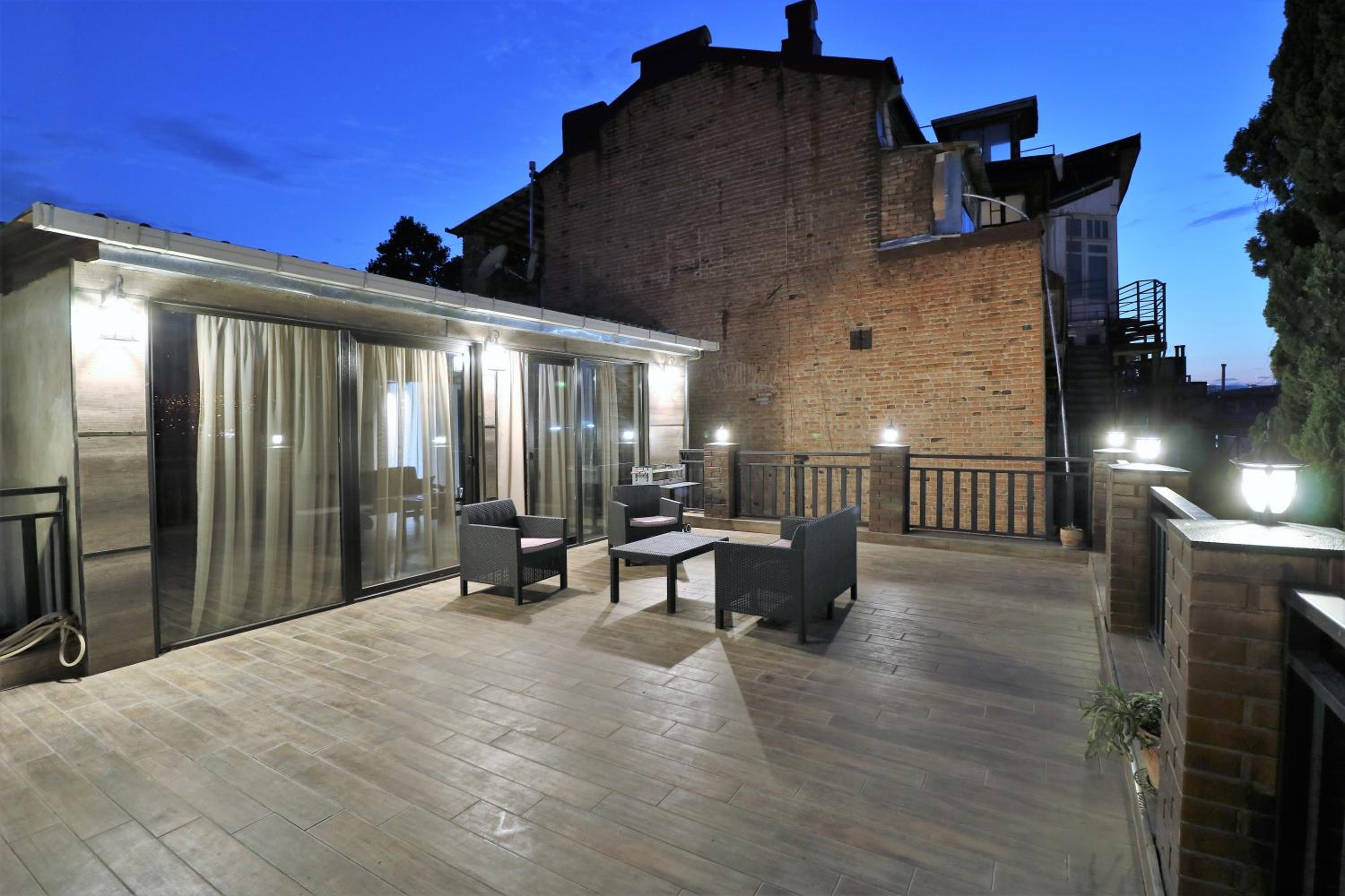 Peto's Huge furnished terrace view 4