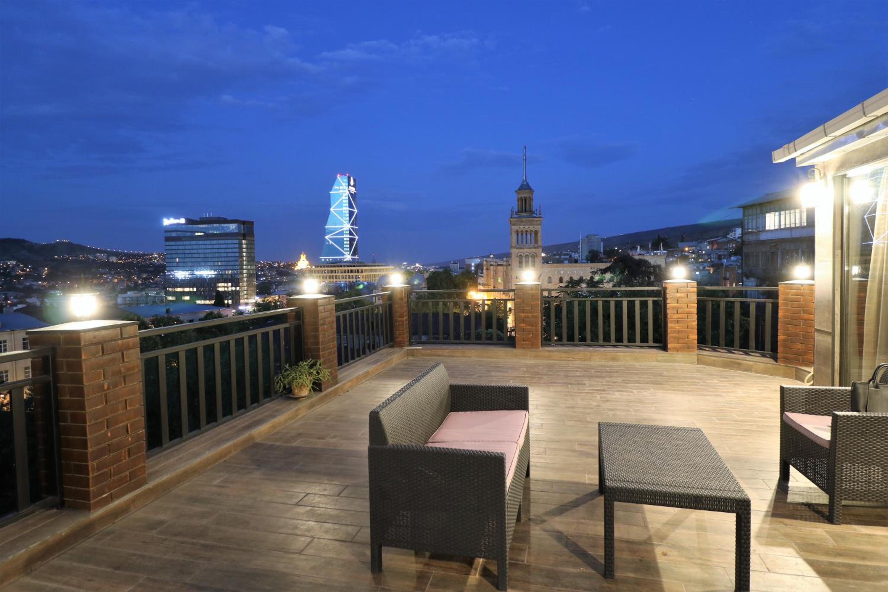 Peto's Huge furnished terrace view 5