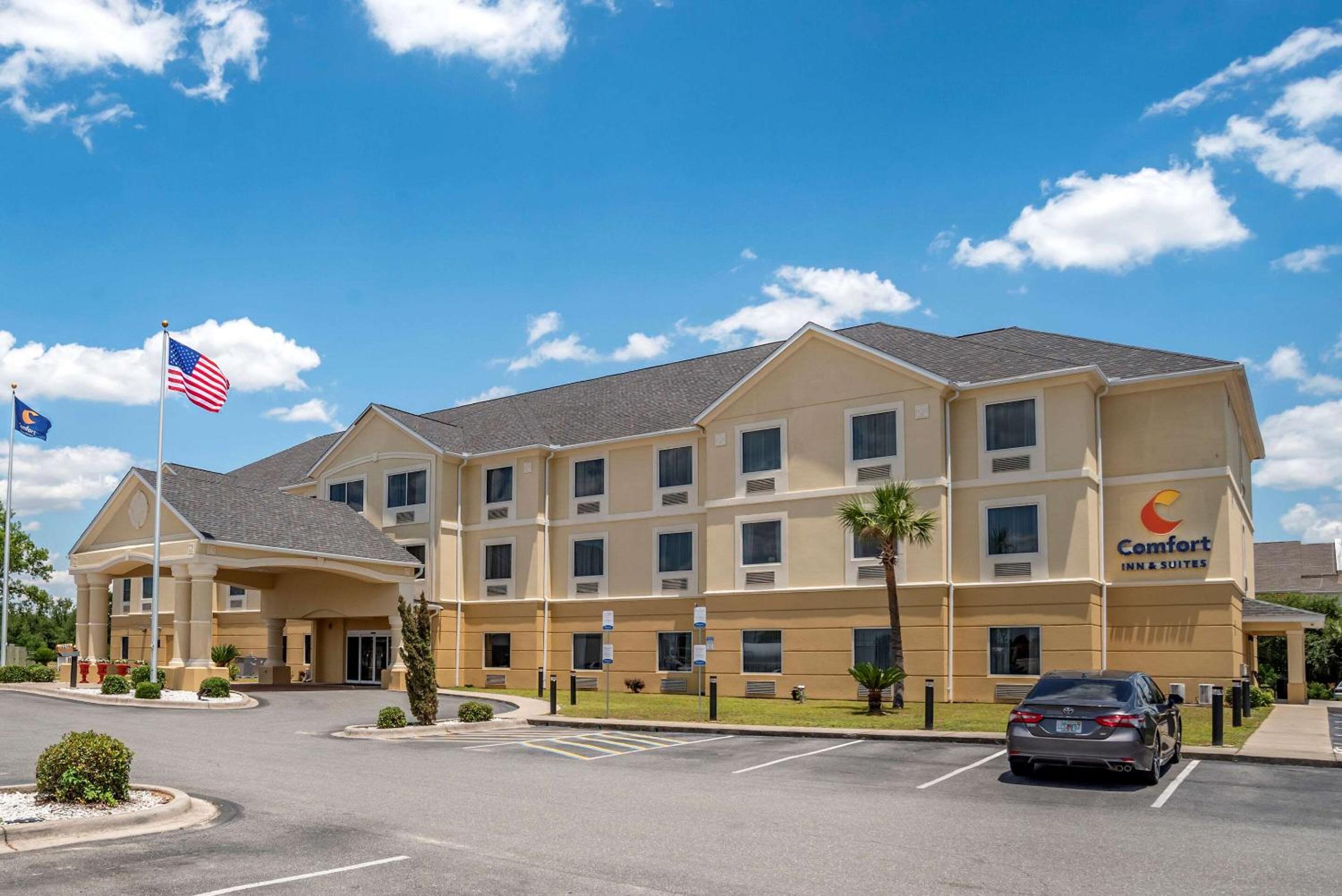 Marianna Vacations - Comfort Inn  Suites Marianna I-10 - Property Image 1