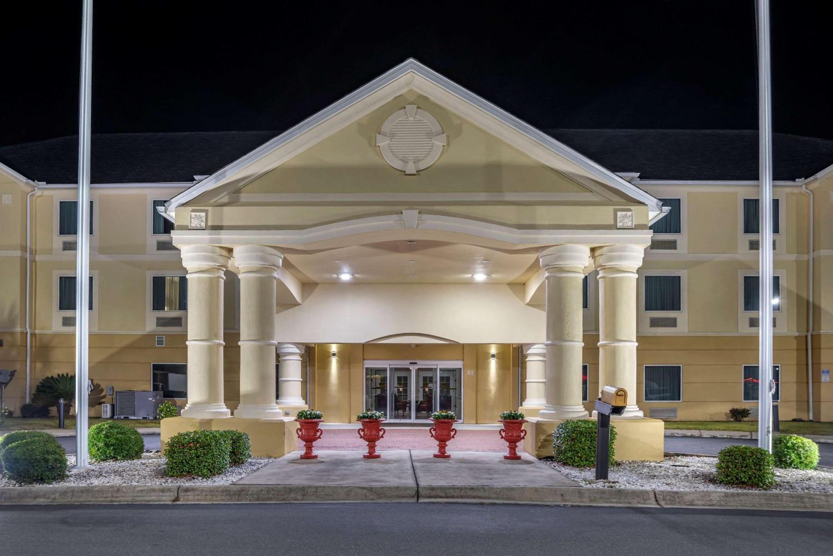 Marianna Vacations - Comfort Inn  Suites Marianna I-10 - Property Image 2