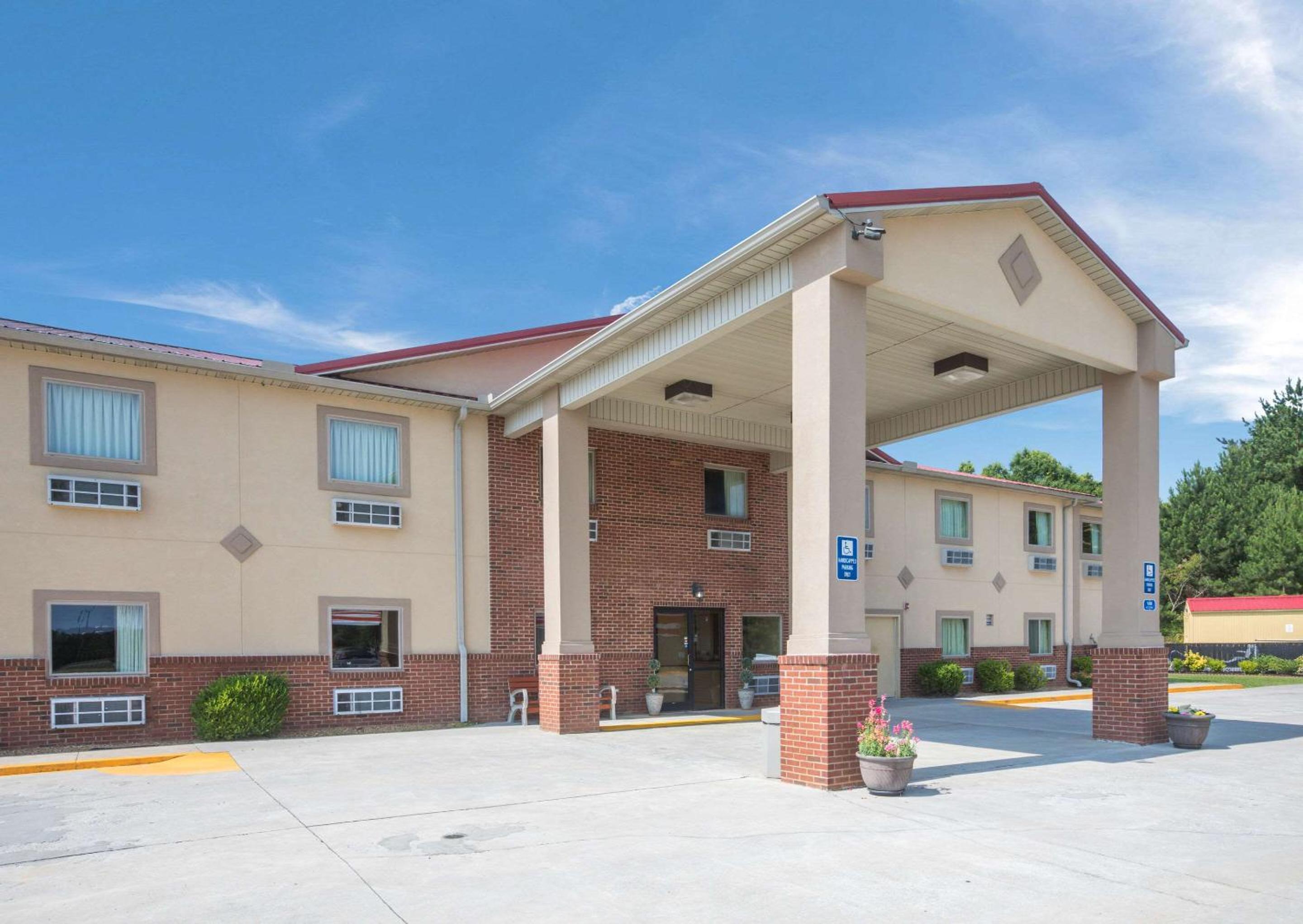 Econo Lodge Inn & Suites Rockmart view 2