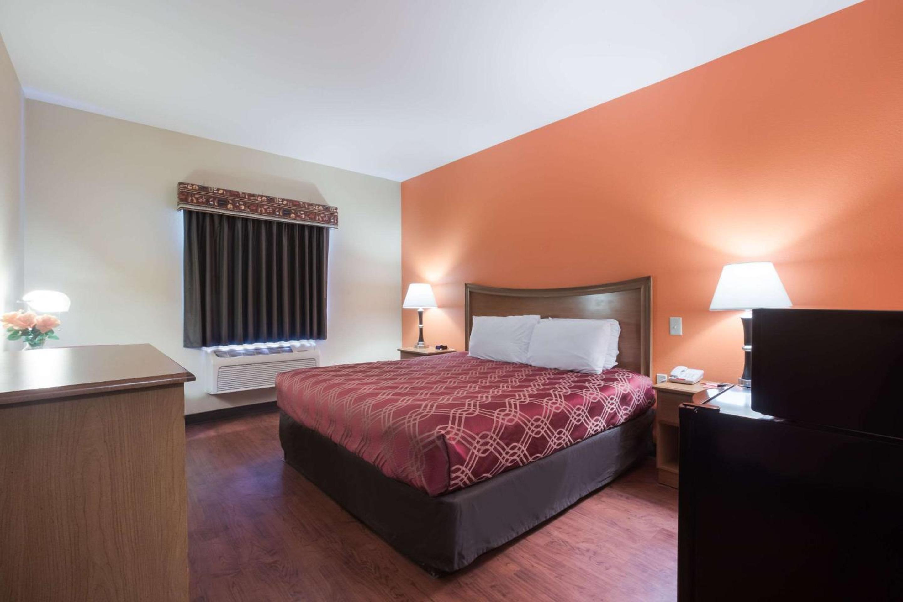 Econo Lodge Inn & Suites Rockmart view 5