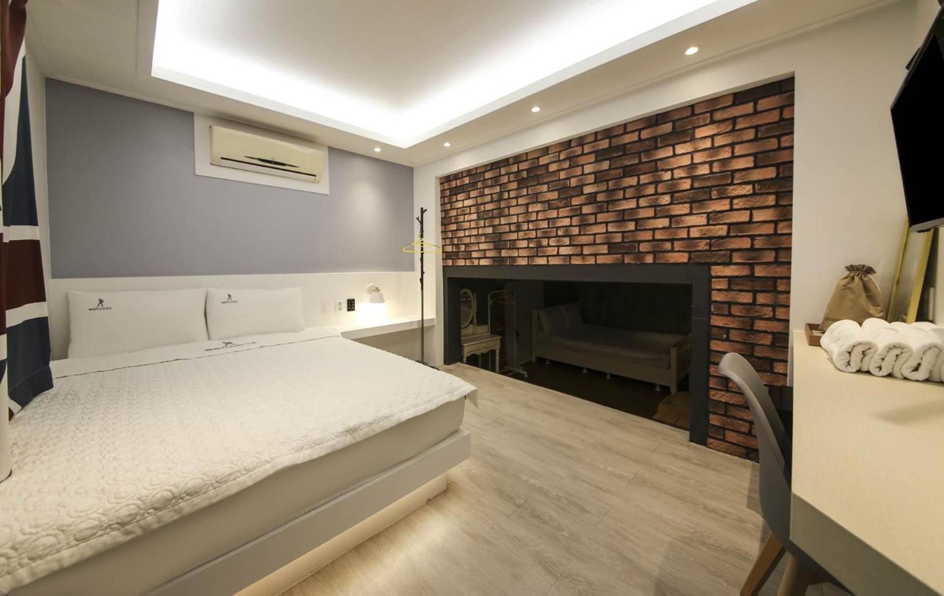 Backpackers In Yeosu