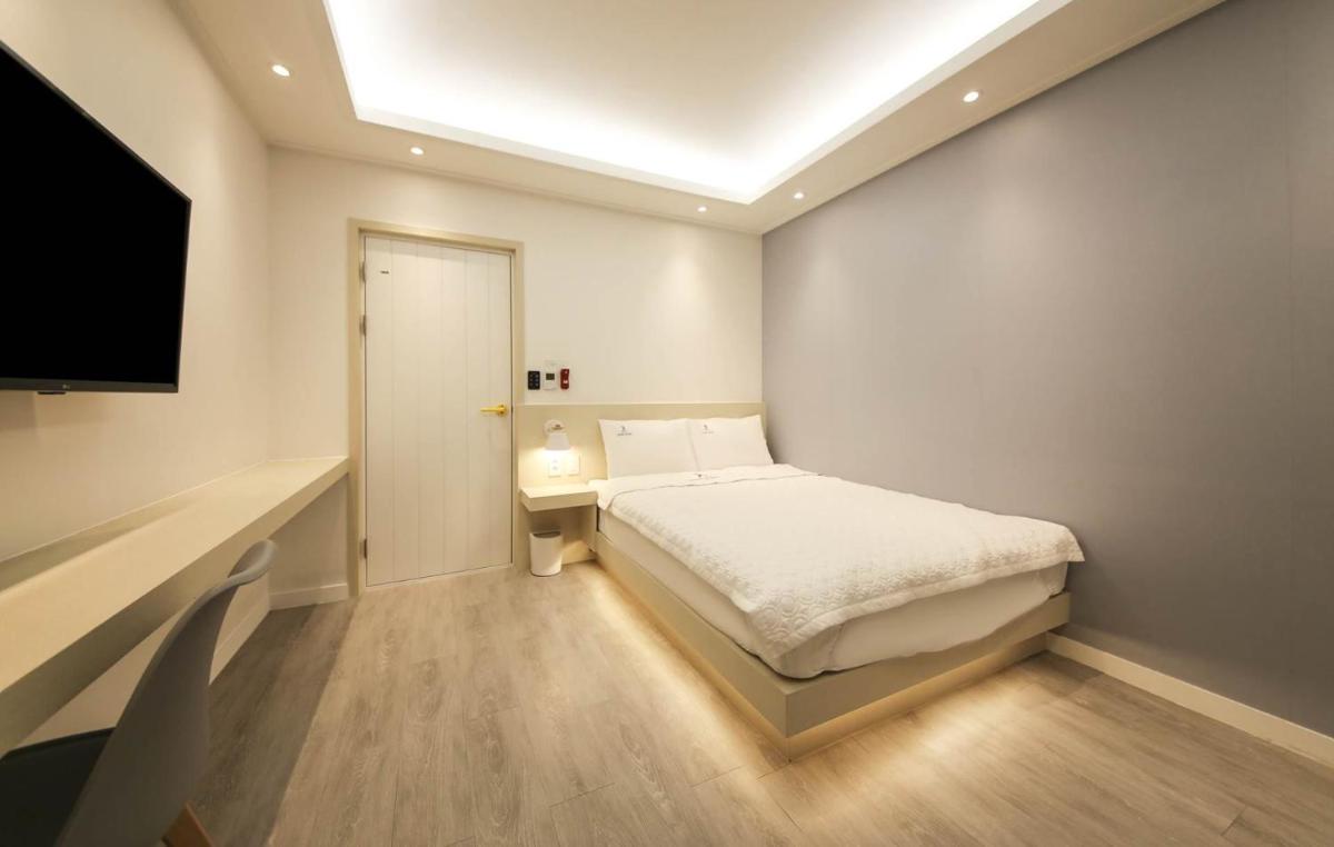 Backpackers In Yeosu