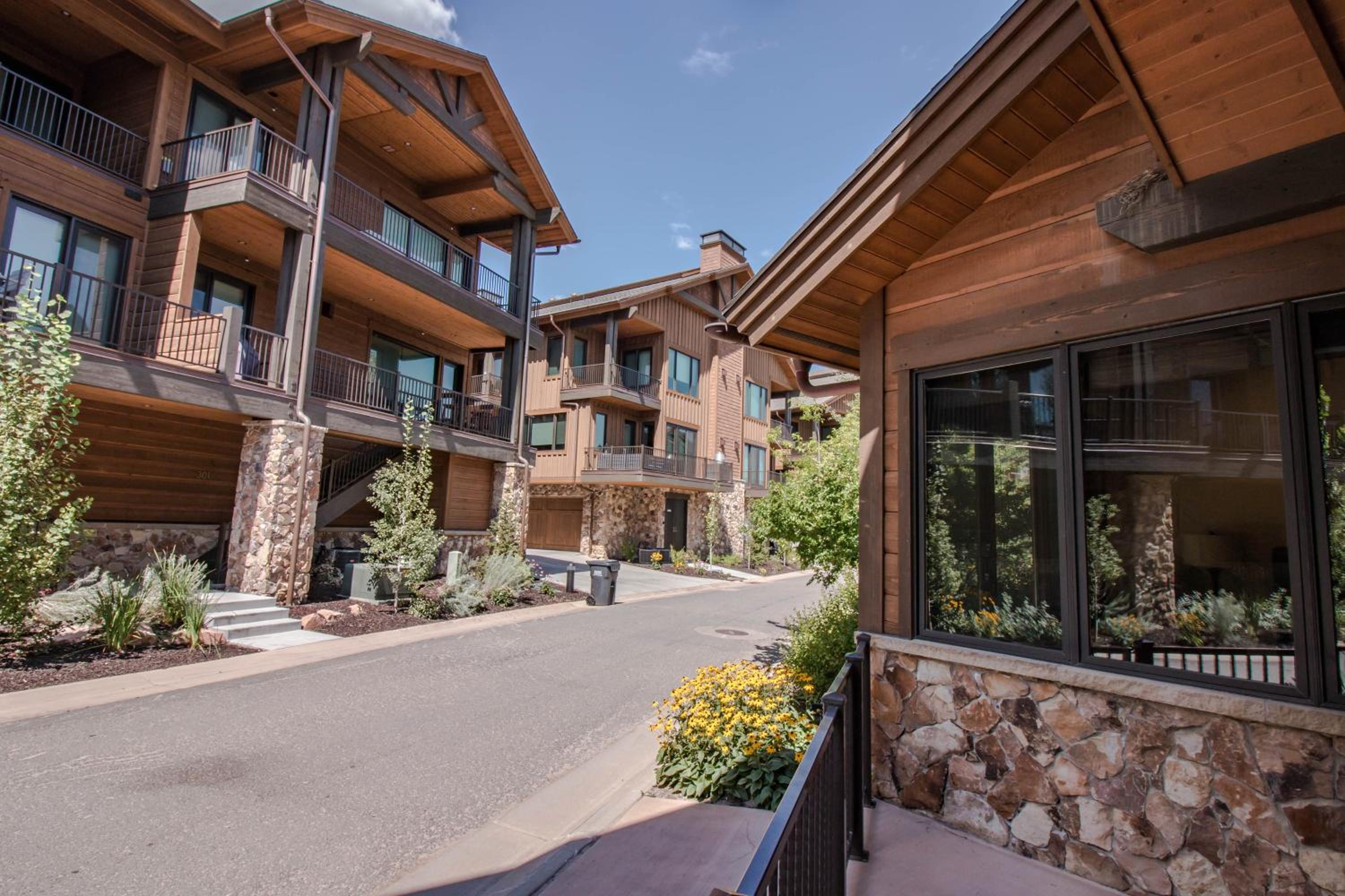 Hotel Juniper Landing by Lespri Management - Image 1