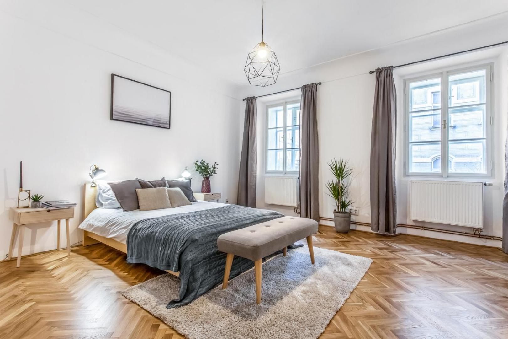 Old Town 2 BDR apartment, free coffee