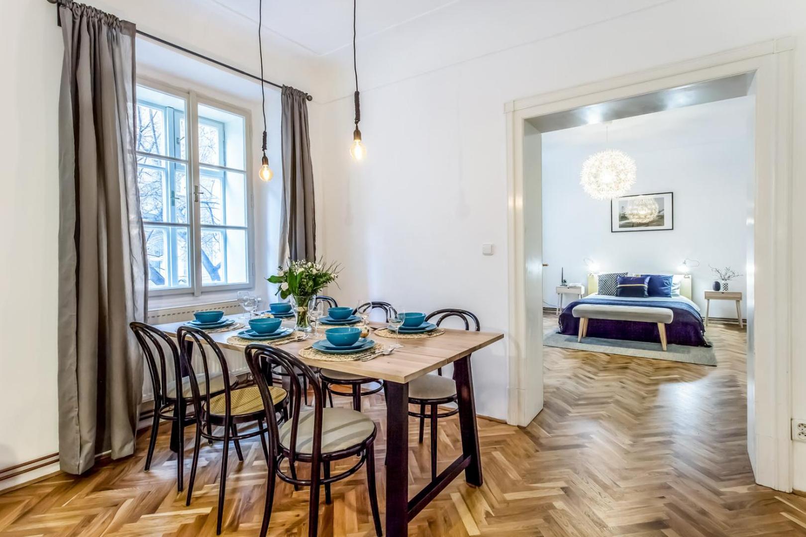 Old Town 2 BDR apartment, free coffee
