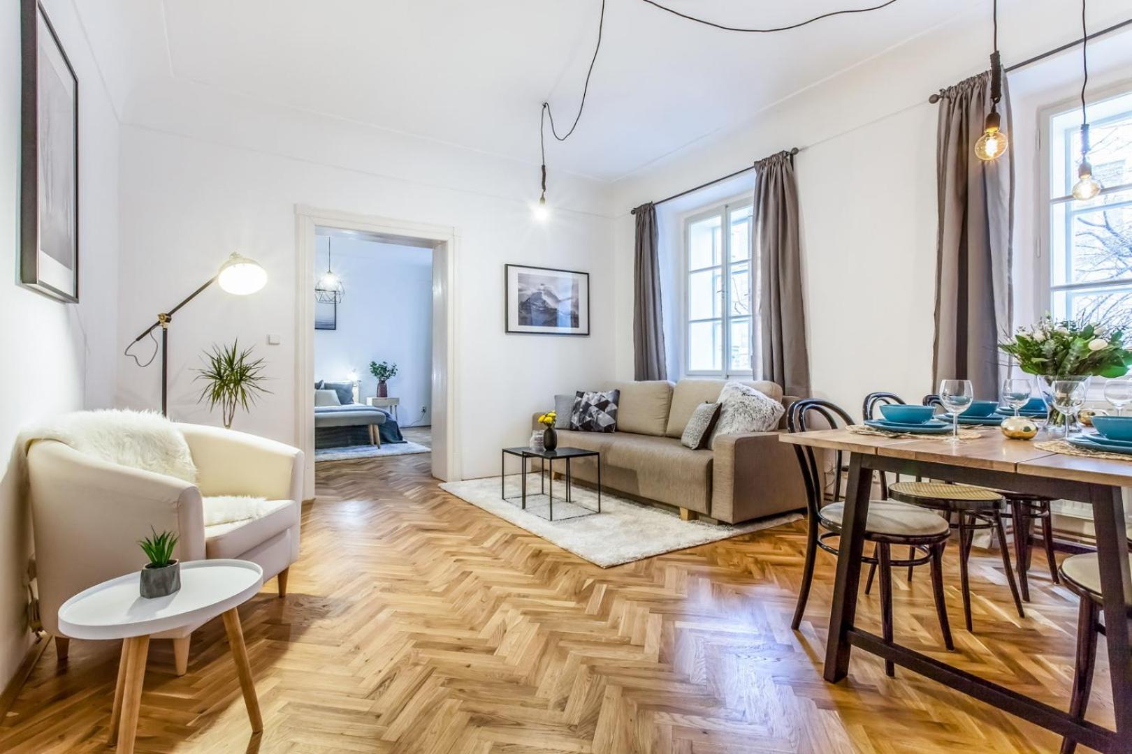 Old Town 2 BDR apartment, free coffee