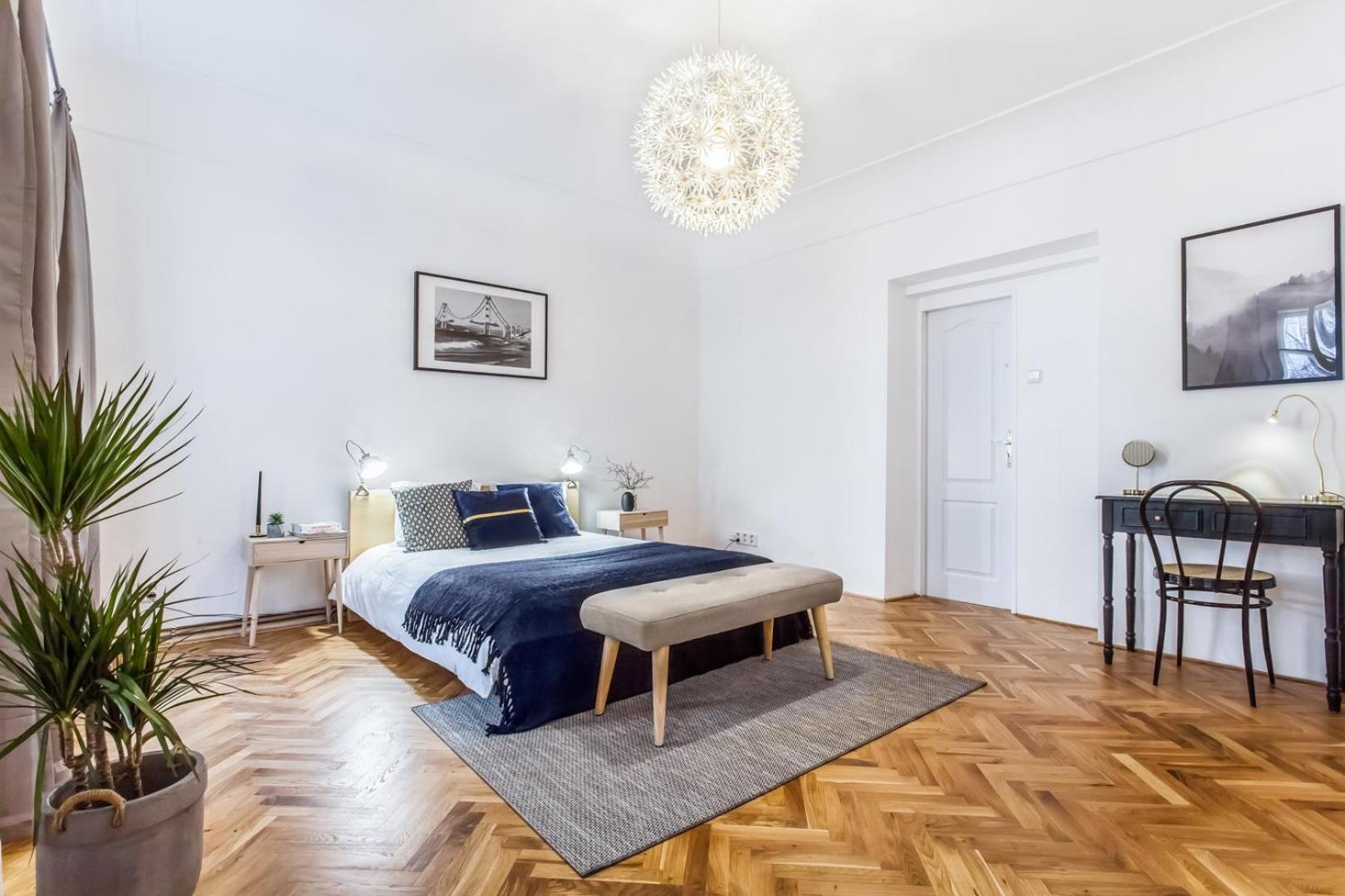 Old Town 2 BDR apartment, free coffee