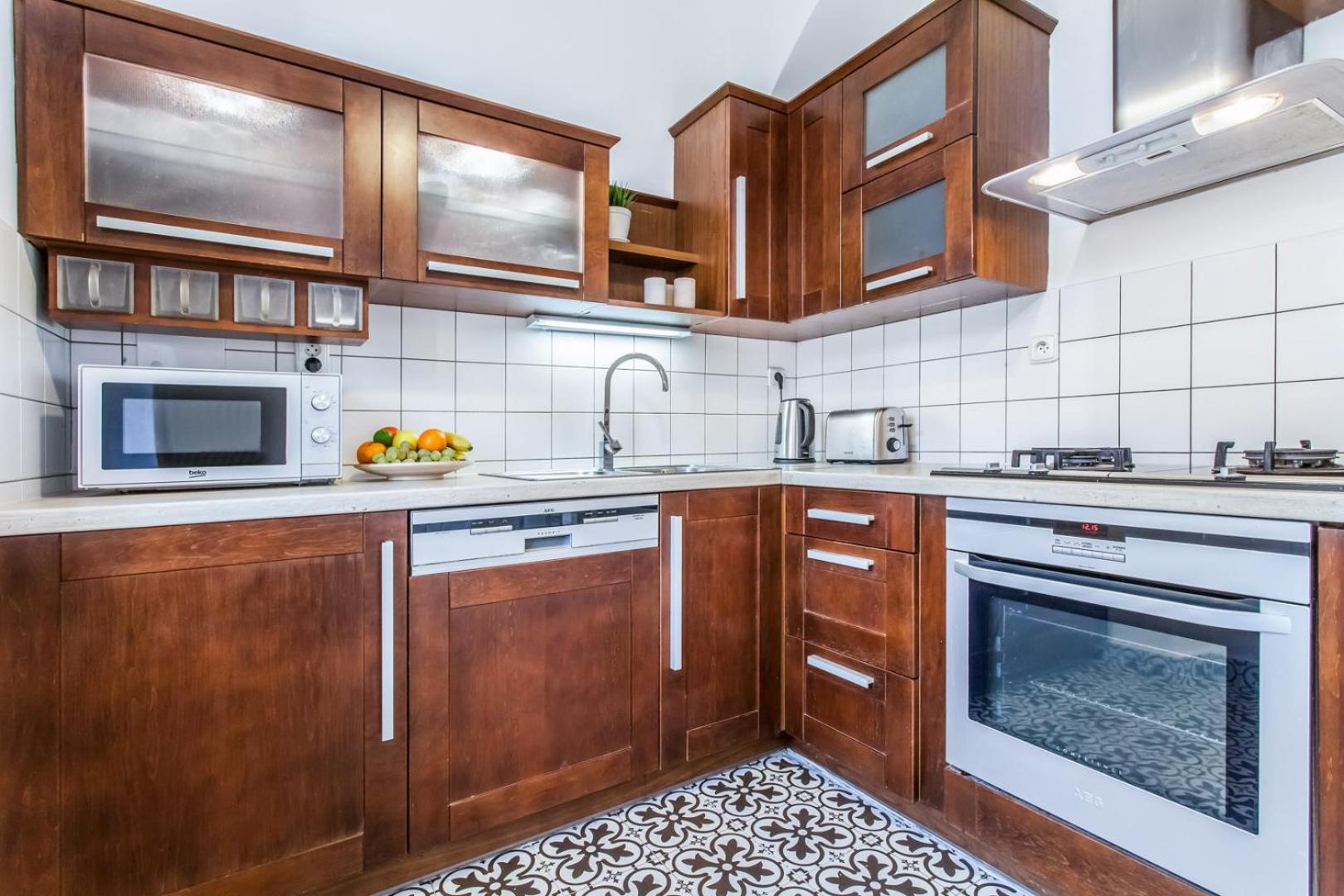 Old Town 2 BDR apartment, free coffee