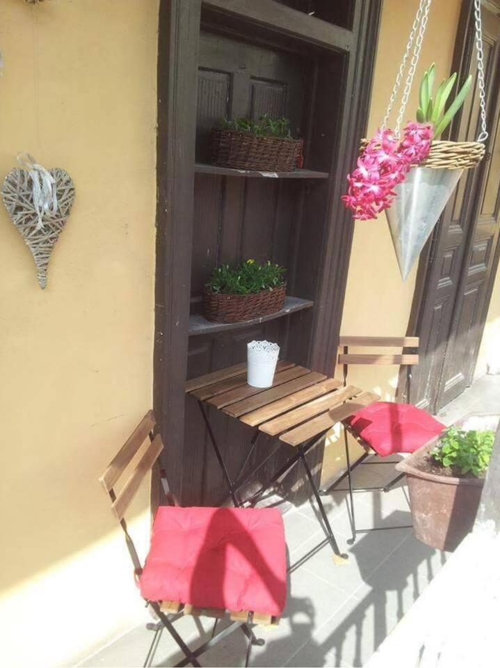 Old Town 2 BDR apartment, free coffee