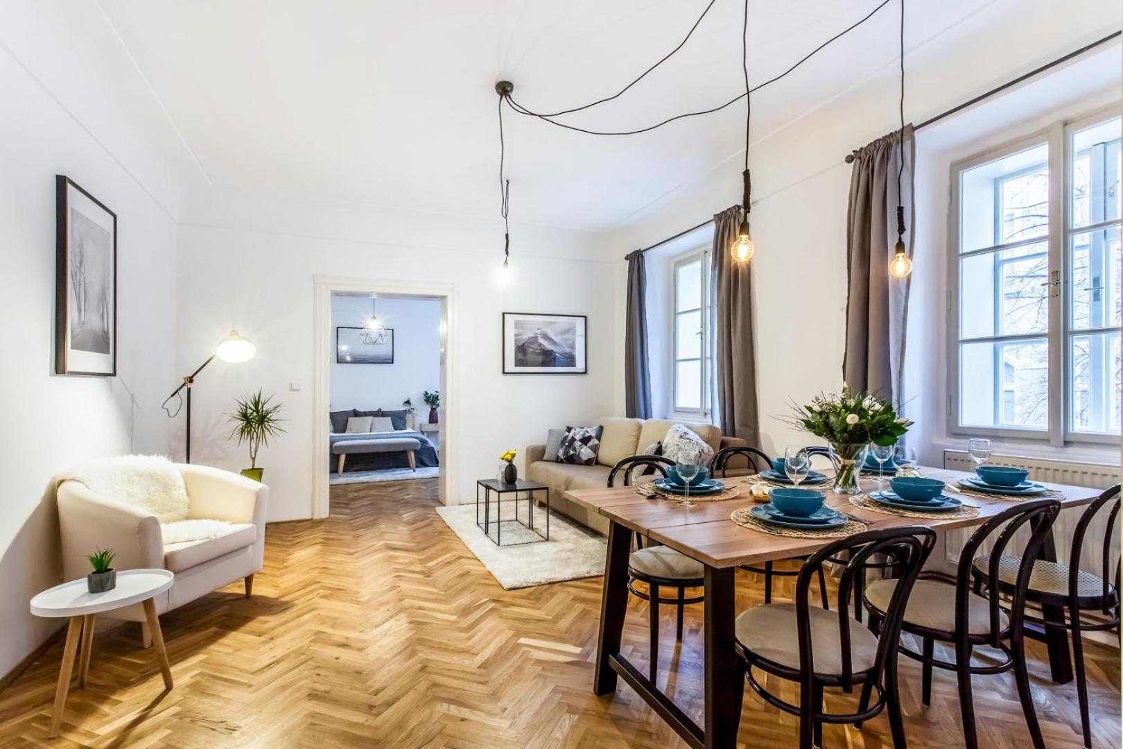 Old Town 2 BDR apartment, free coffee