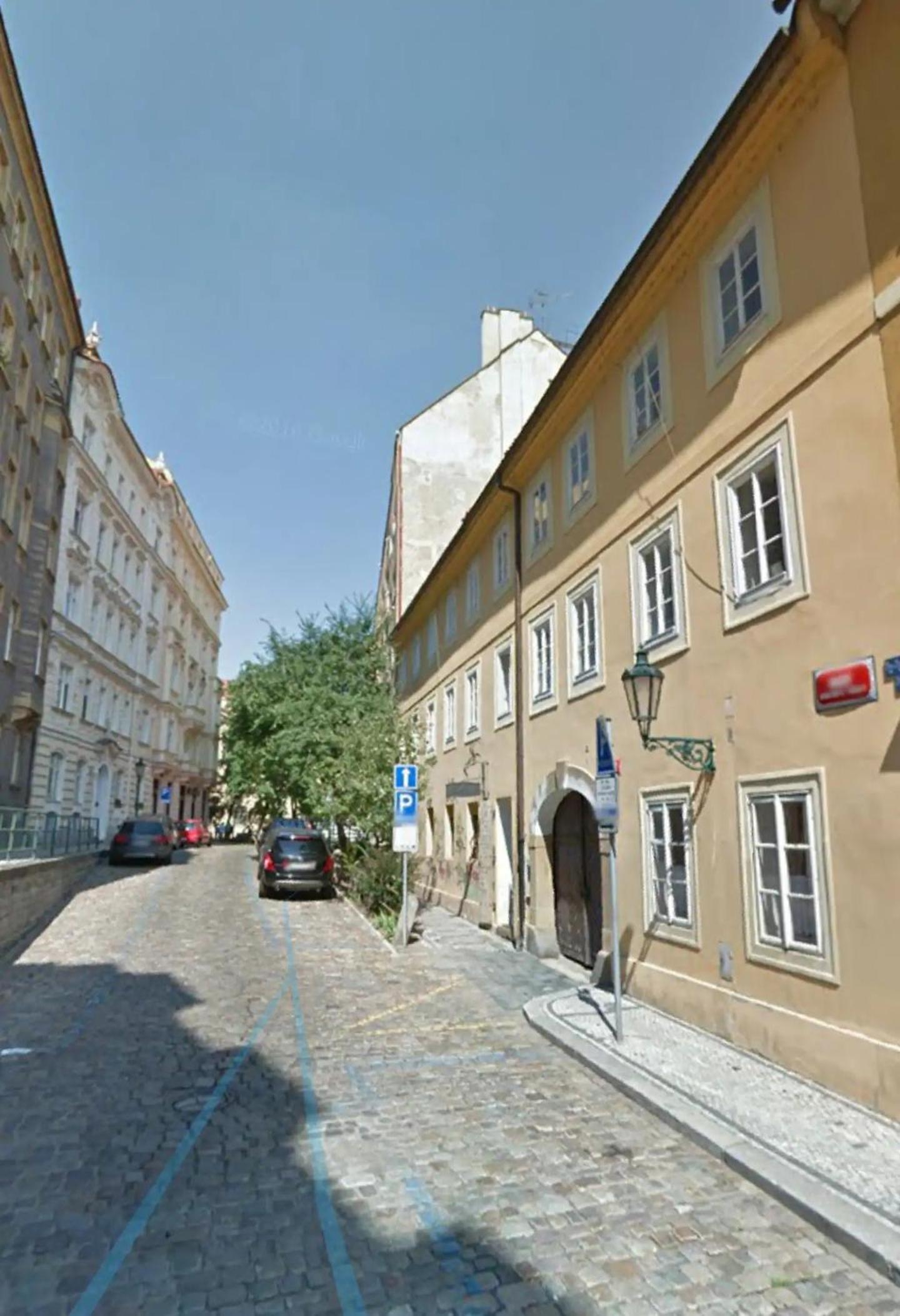 Old Town 2 BDR apartment, free coffee