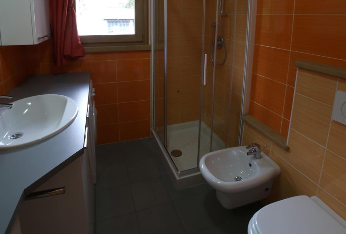Residence Rose en Valdisotto — bathroom