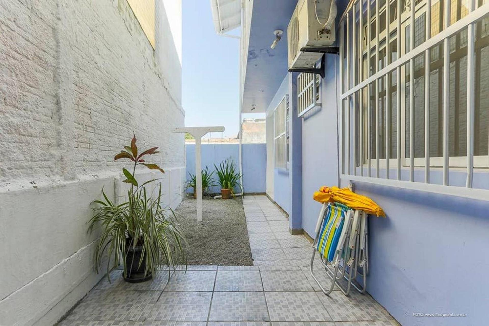Casa 150m da praia em pátio familiar