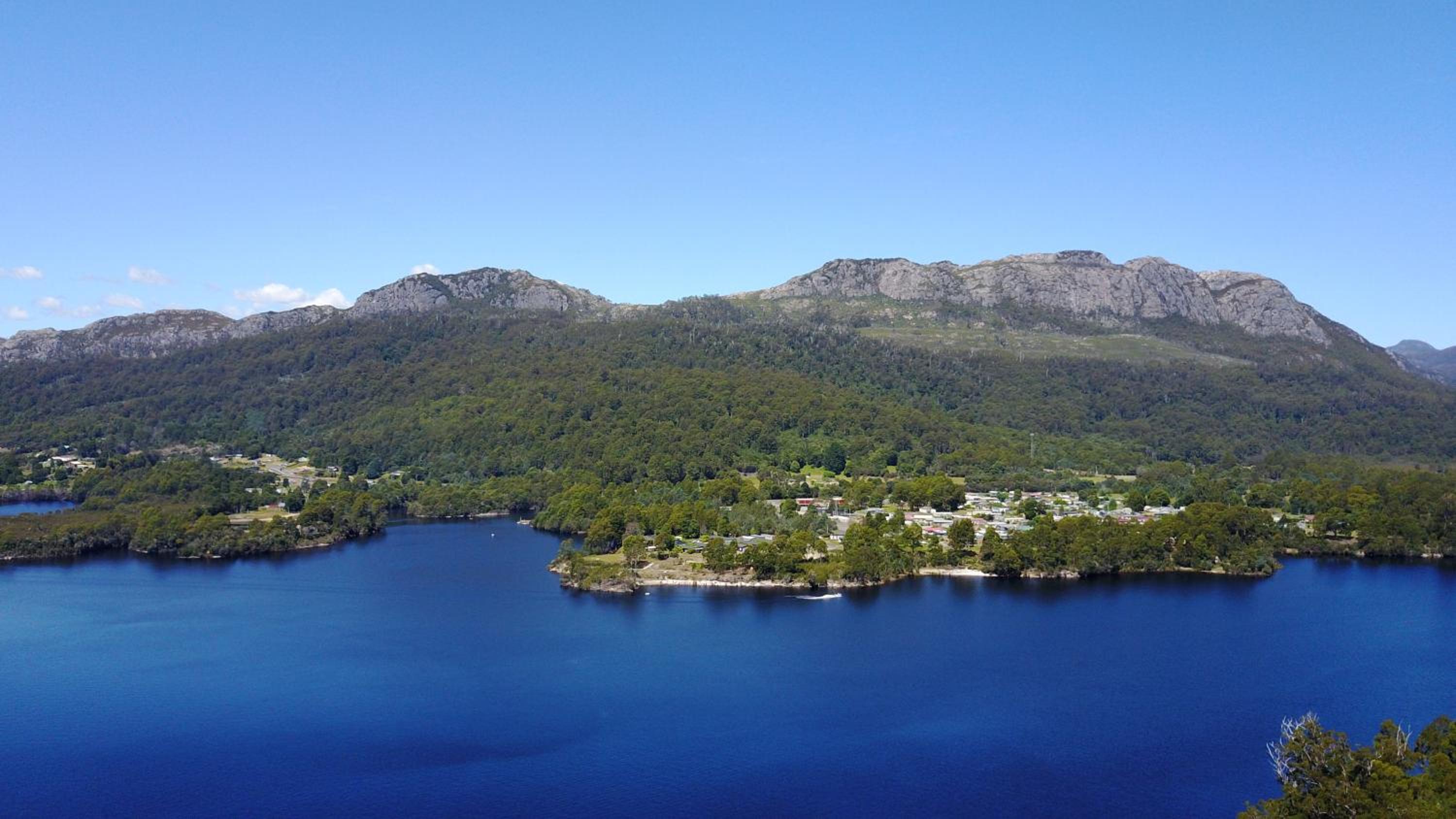 Tullah Lakeside Lodge