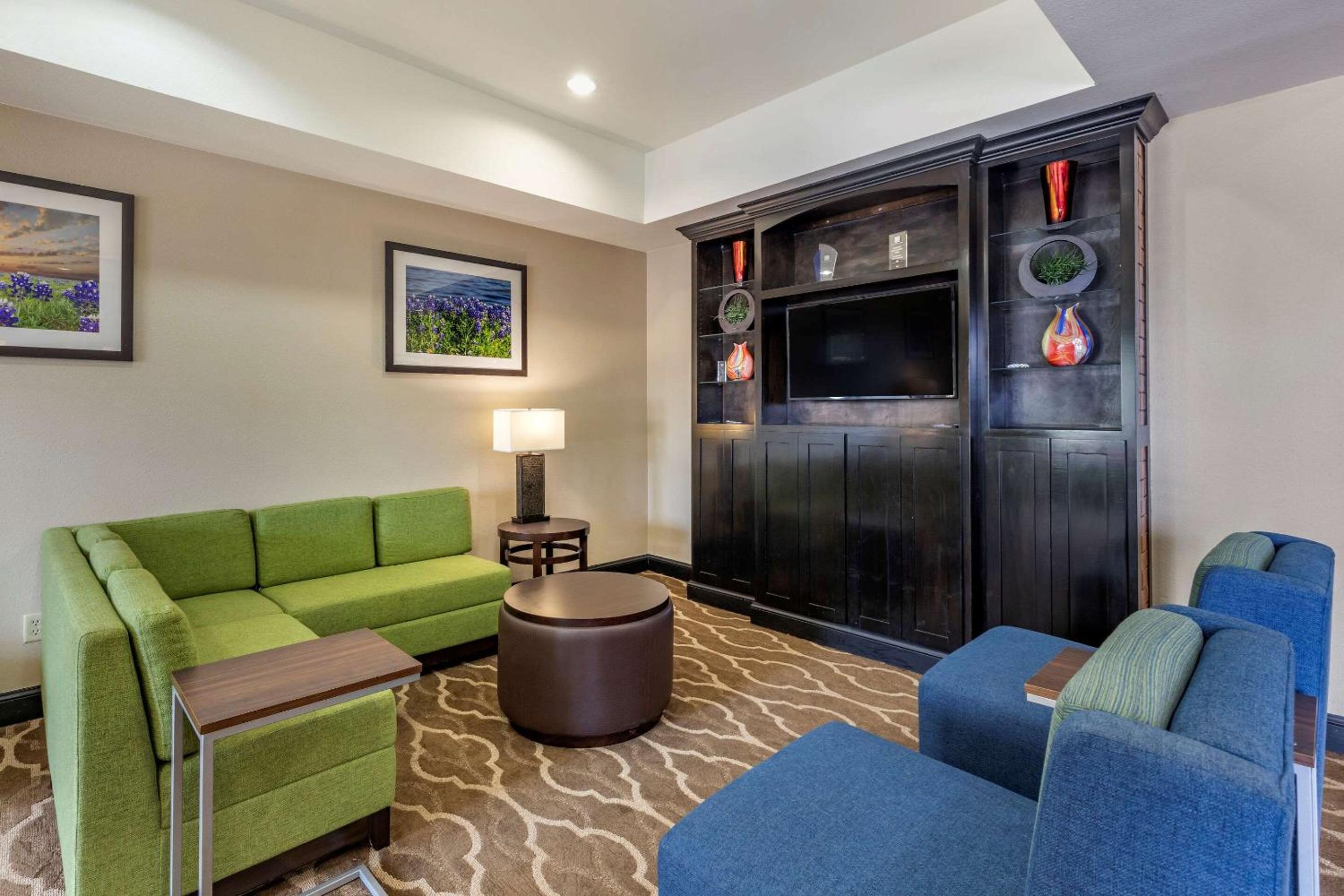 Paris Vacations - Comfort Inn  Suites Paris - Property Image 3