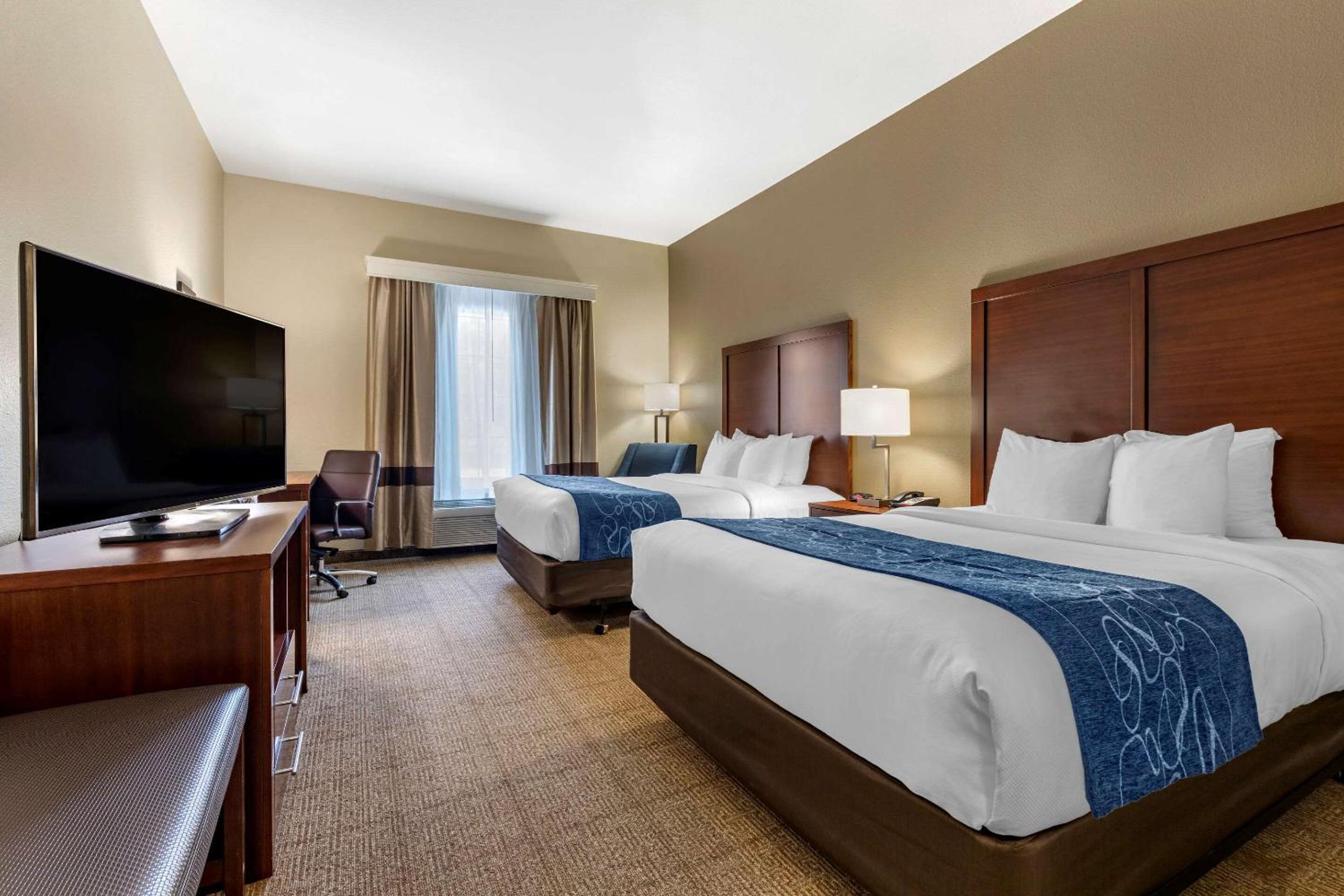Paris Vacations - Comfort Inn  Suites Paris - Property Image 1