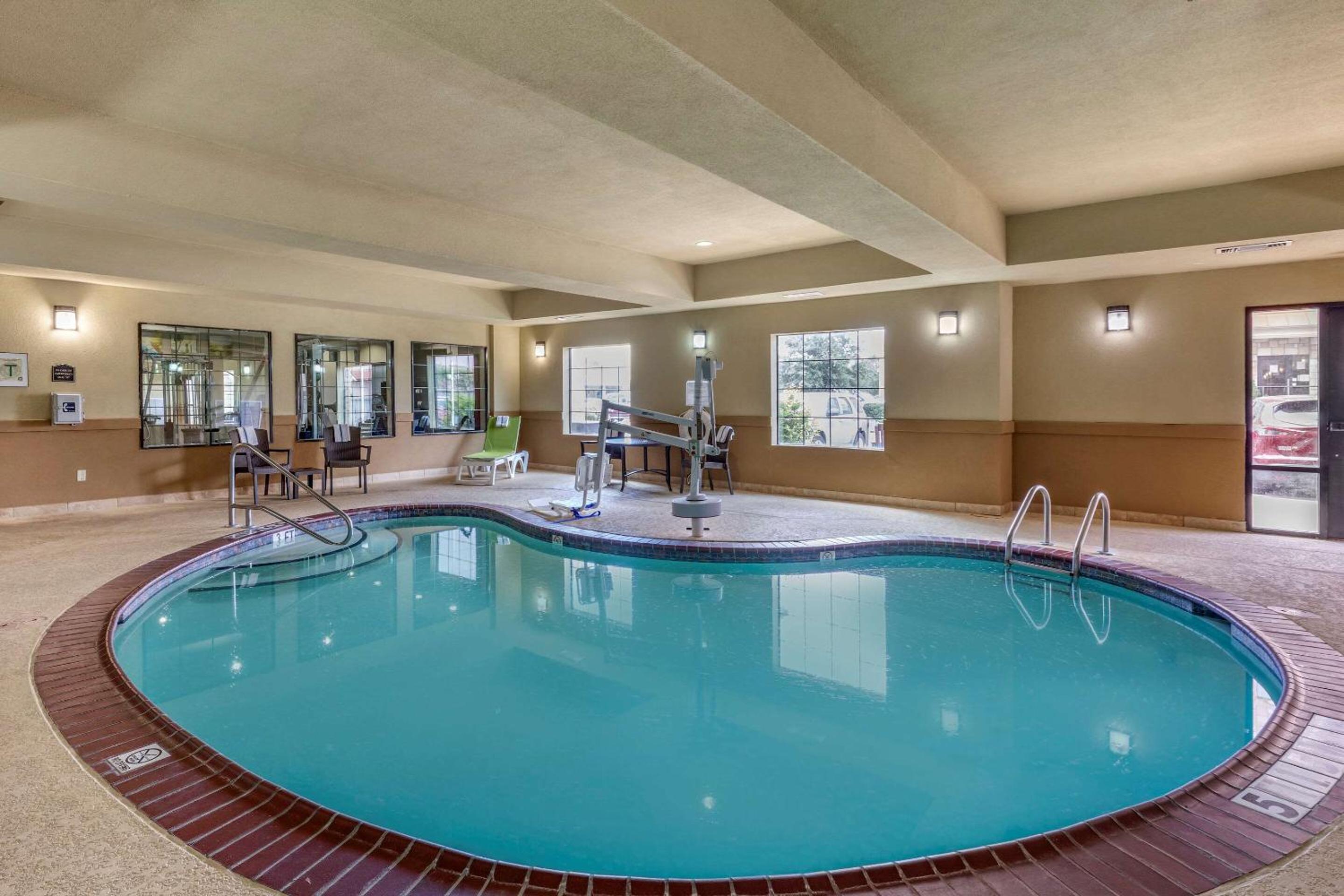 Paris Vacations - Comfort Inn  Suites Paris - Property Image 7