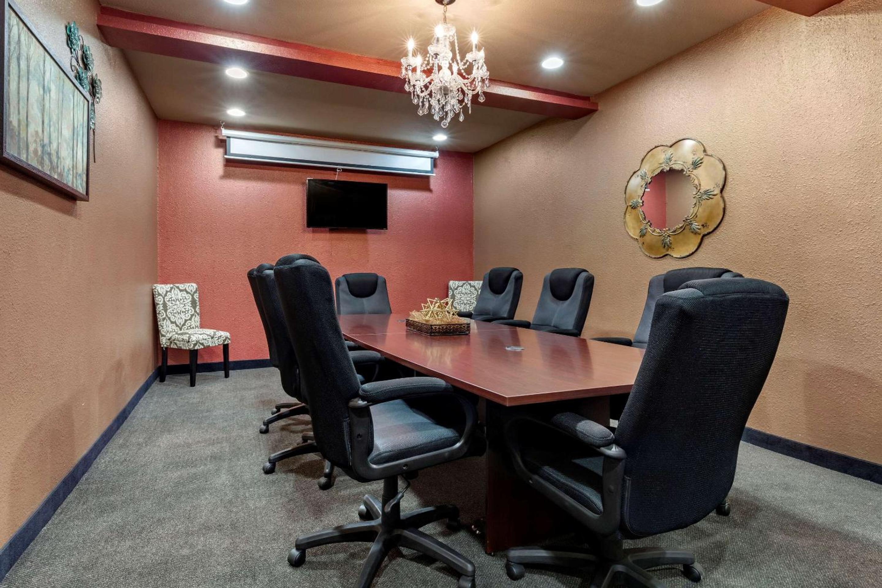 Paris Vacations - Comfort Inn  Suites Paris - Property Image 4