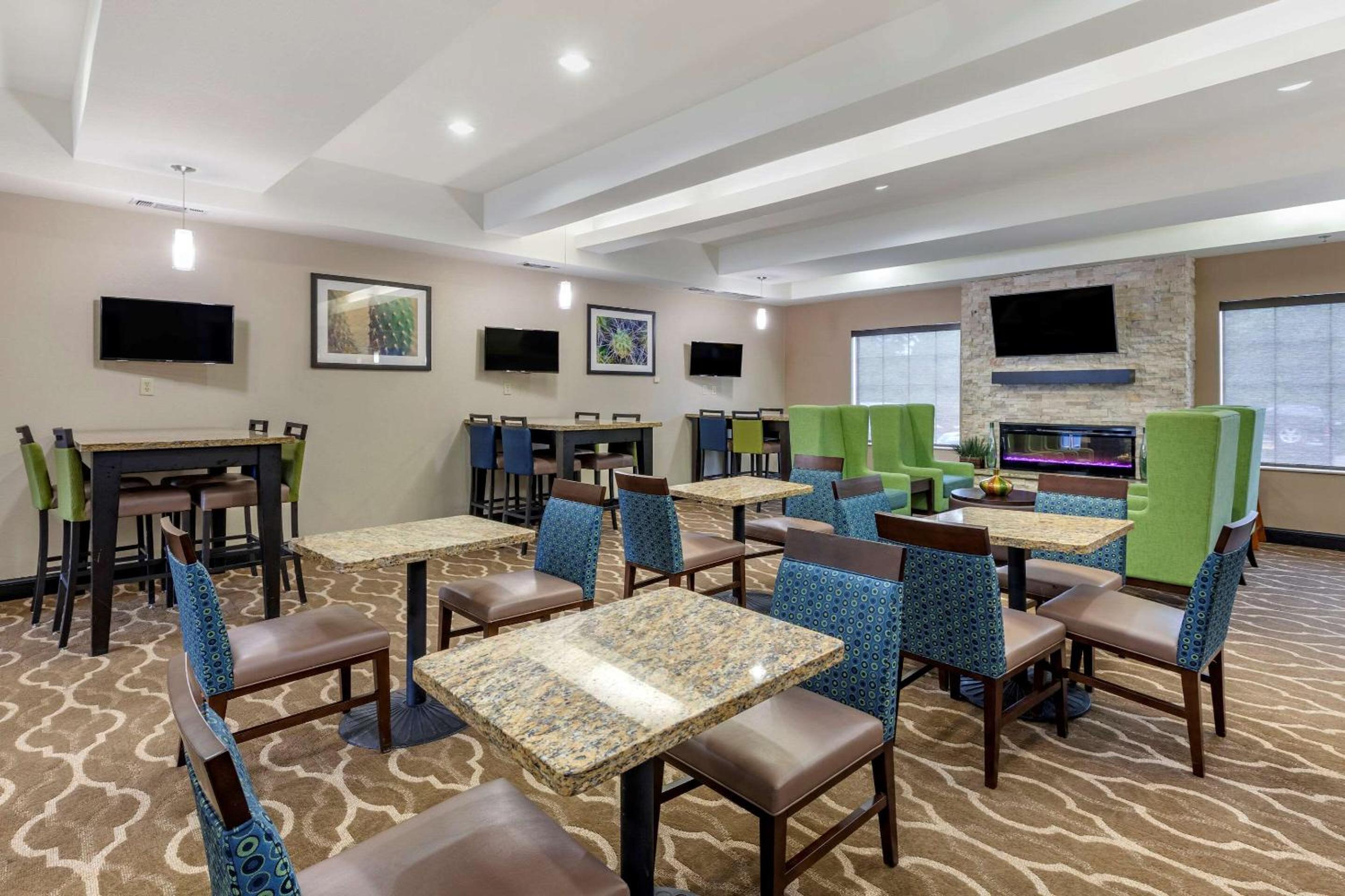 Paris Vacations - Comfort Inn  Suites Paris - Property Image 3