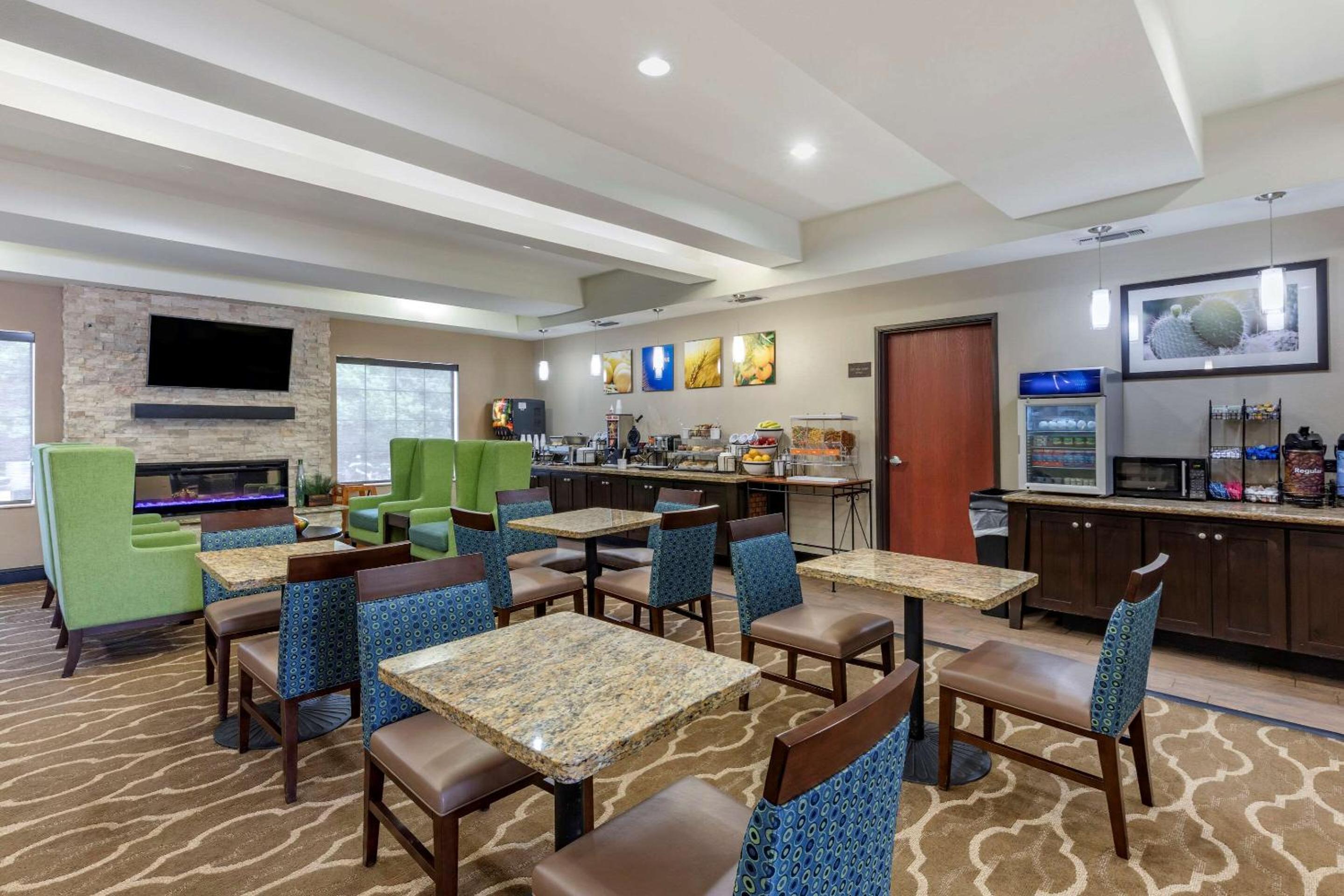 Paris Vacations - Comfort Inn  Suites Paris - Property Image 2